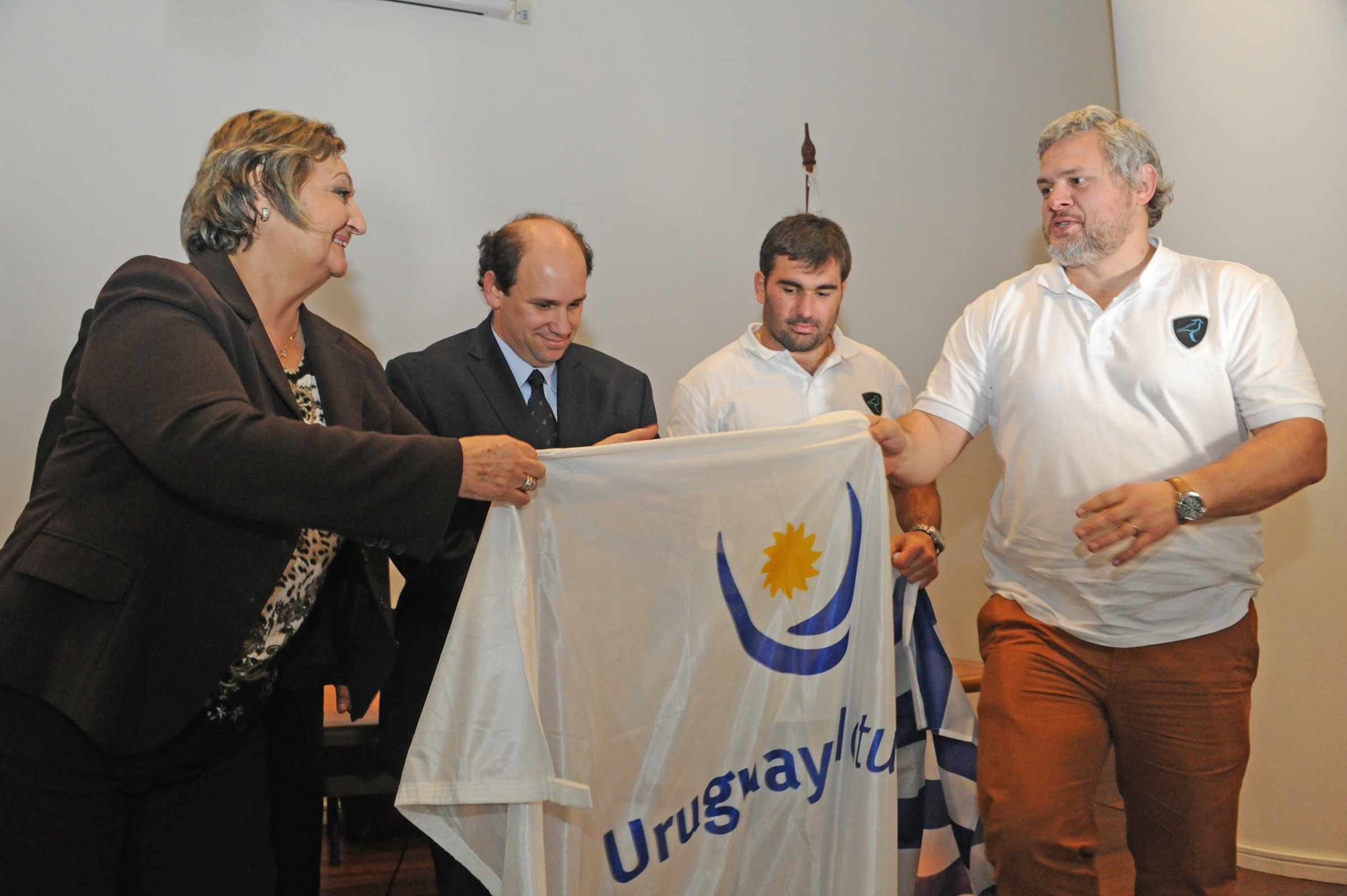 Ministra Liliam Kechichian haciendo entrega de la Bandera Uruguay Natural