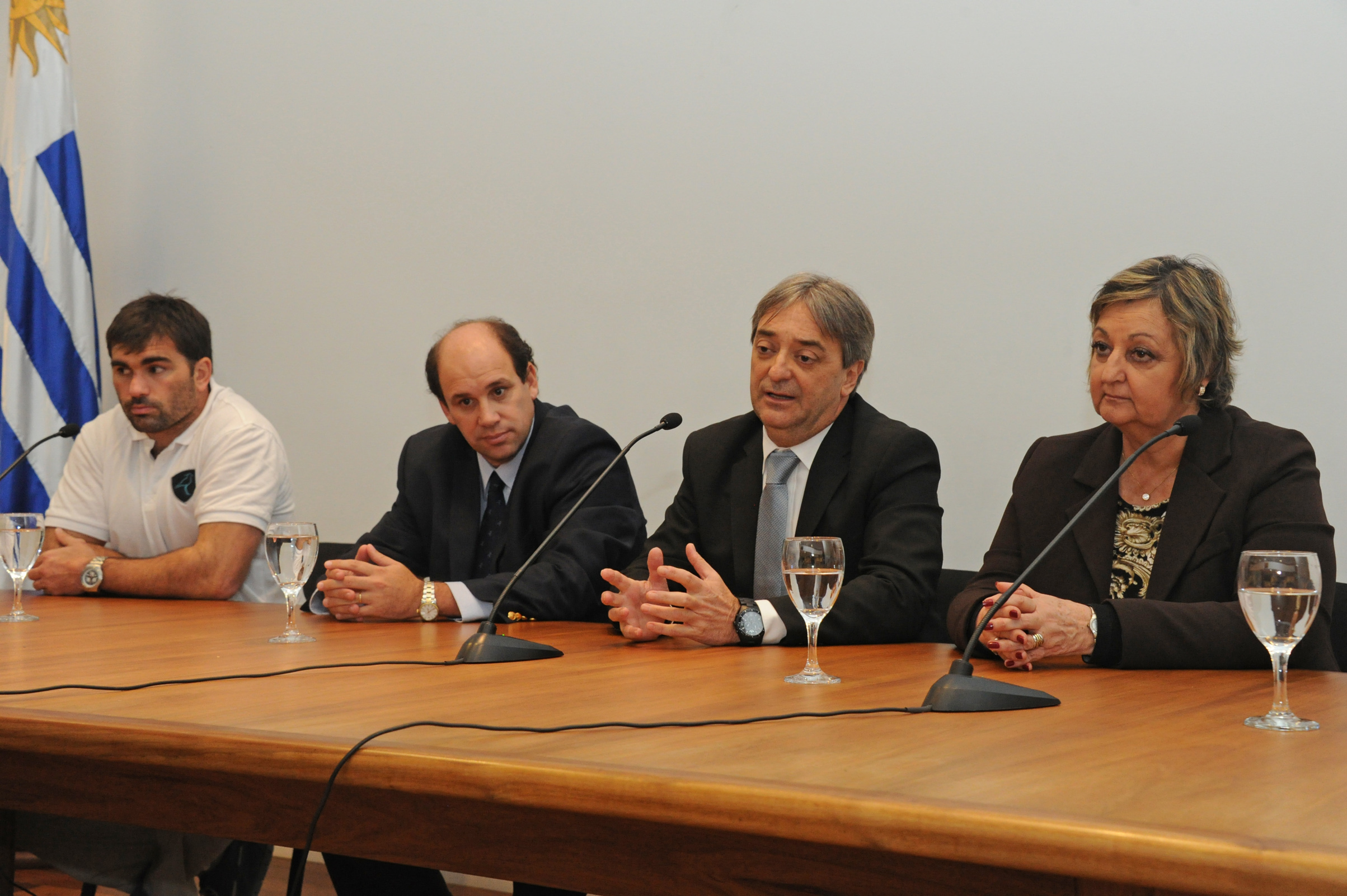 Fernando Cáceres, dirigiéndose a los presentes