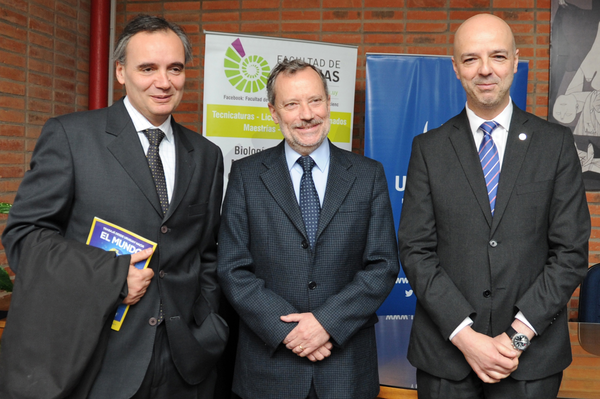 Alejandro Ferrar, inegrante de Uruguay XXI; Juan Cristina, Decano de la Facultad de Ciencias y Antonio Carámbula, director ejecutivo de Uruguay XXI