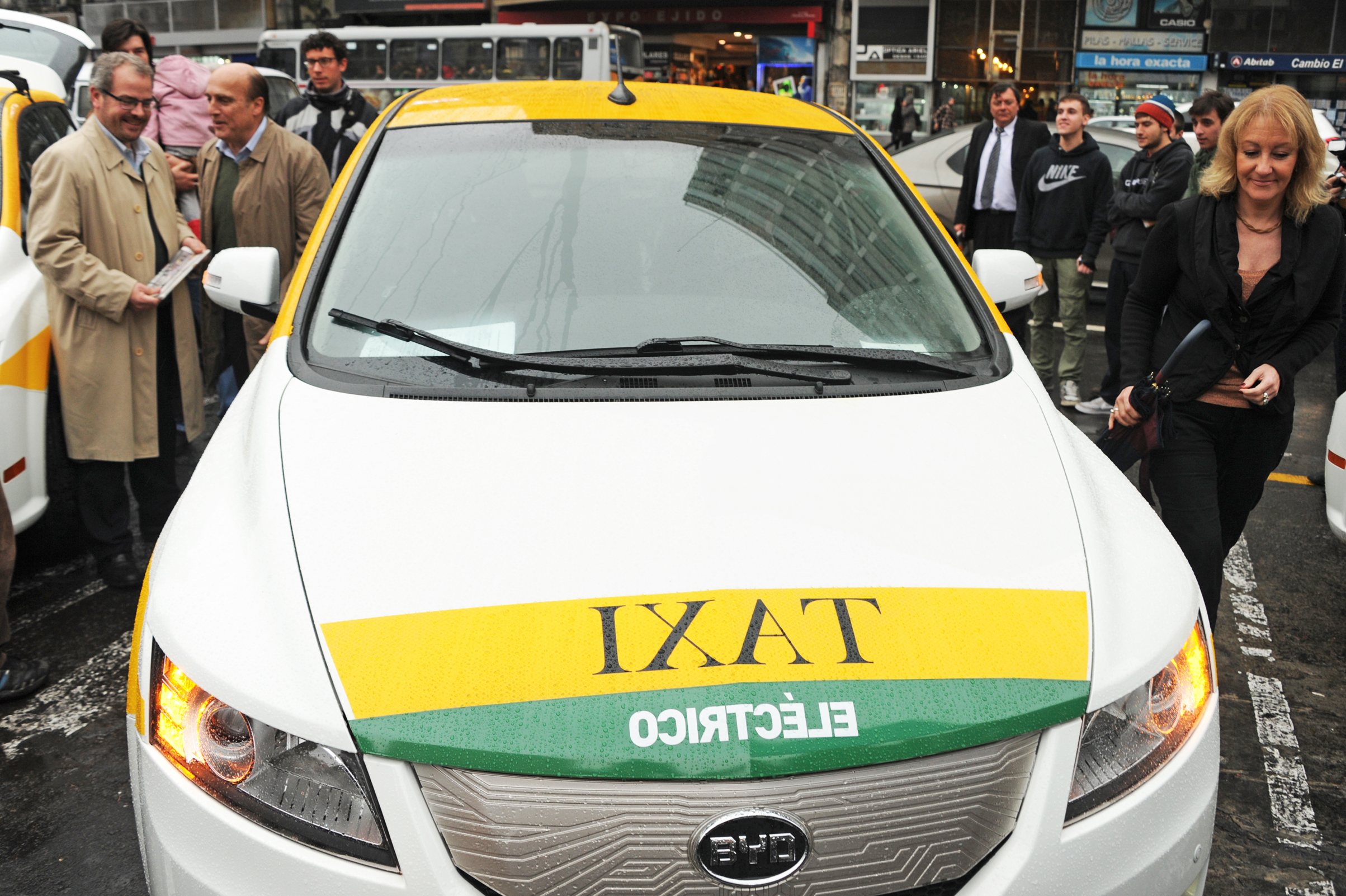 Primeros taxis eléctricos circularán como parte de política estratégica en energía