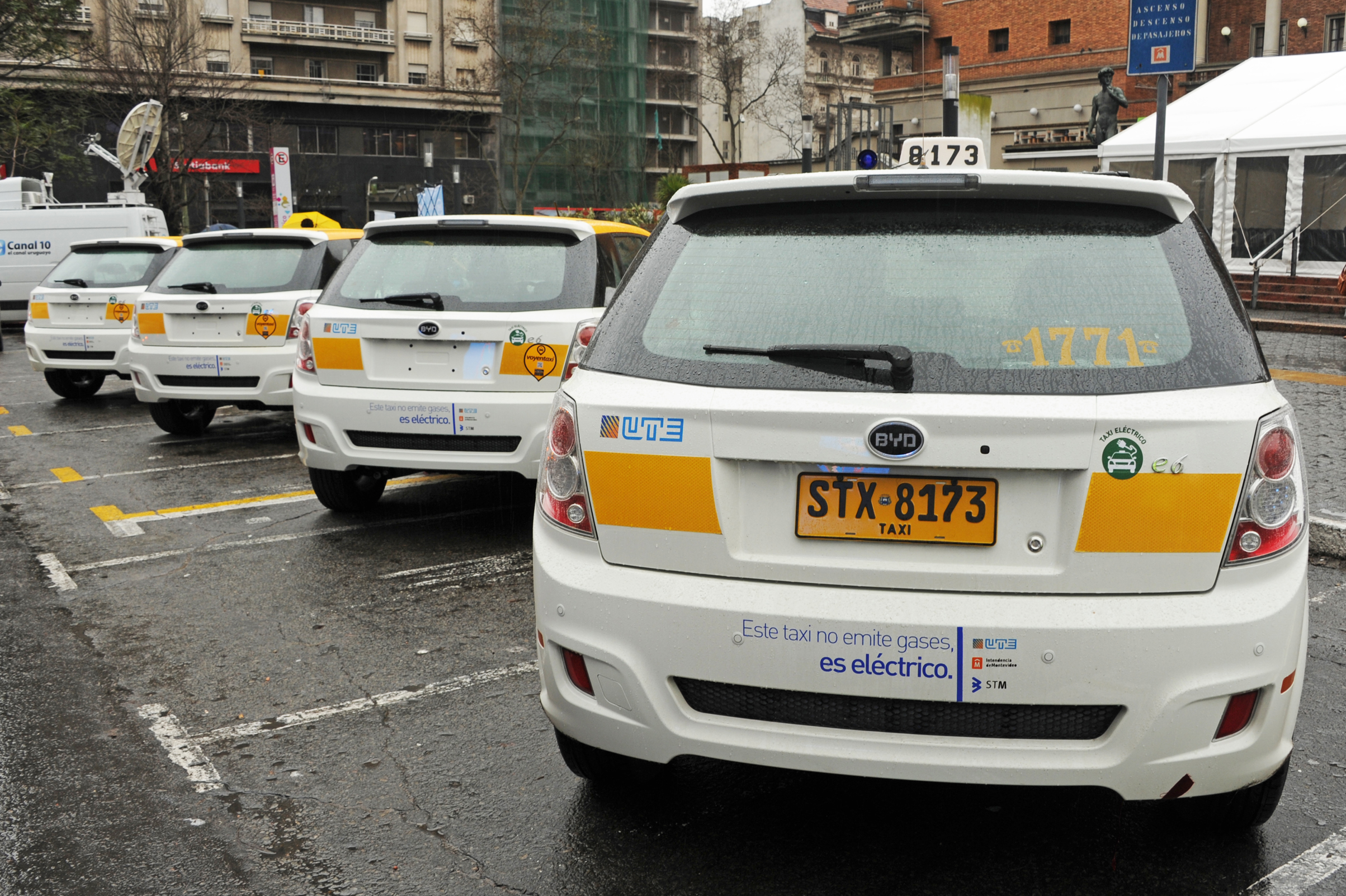 Primeros taxis eléctricos circularán como parte de política estratégica en energía