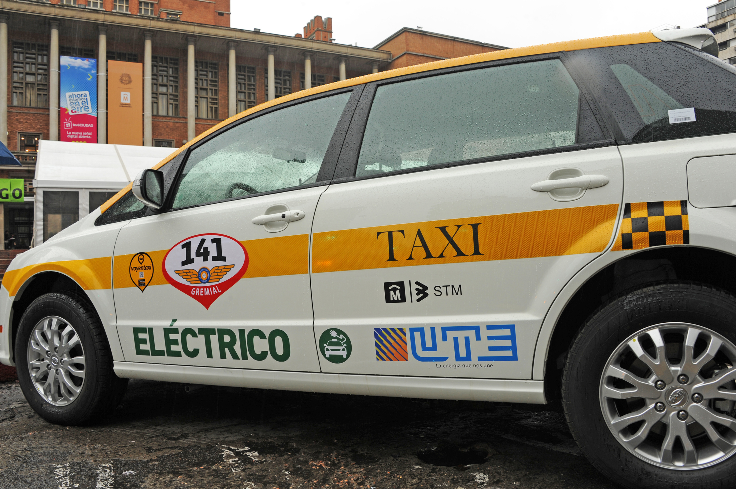 Primeros taxis eléctricos circularán como parte de política estratégica en energía