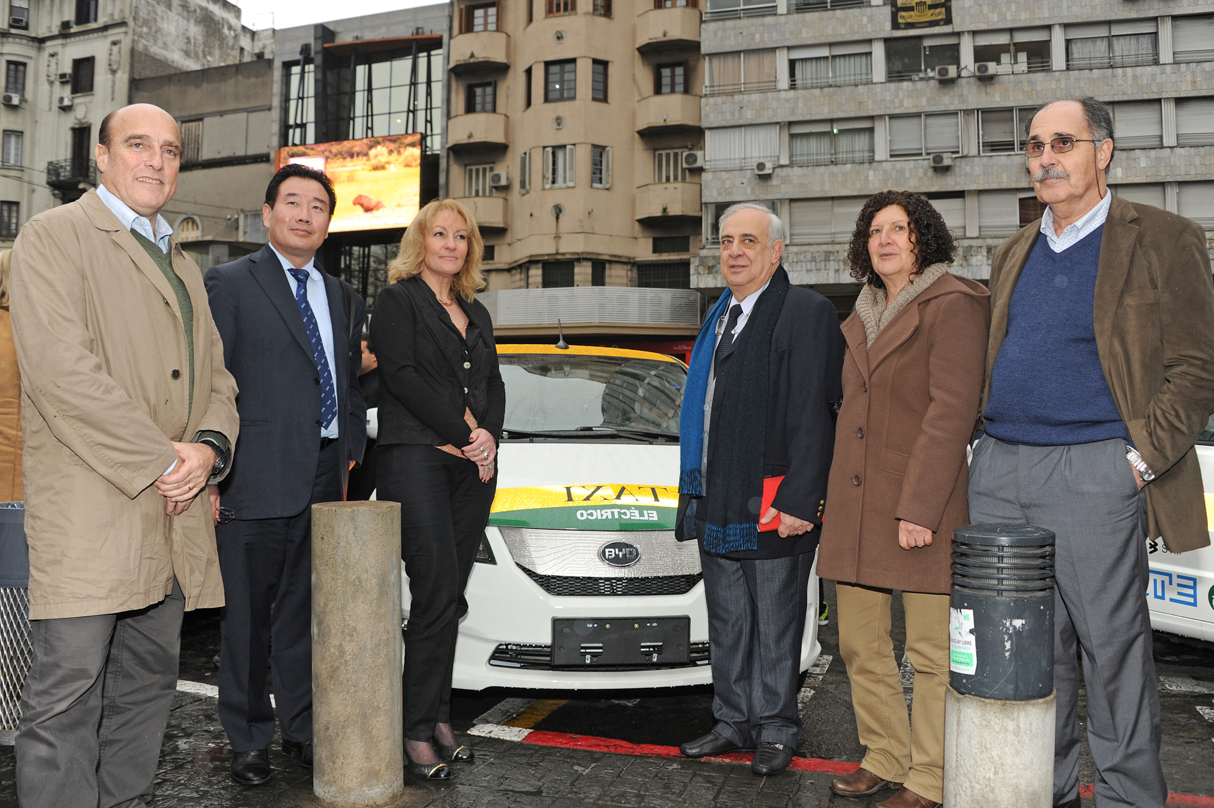 Primeros taxis eléctricos circularán como parte de política estratégica en energía
