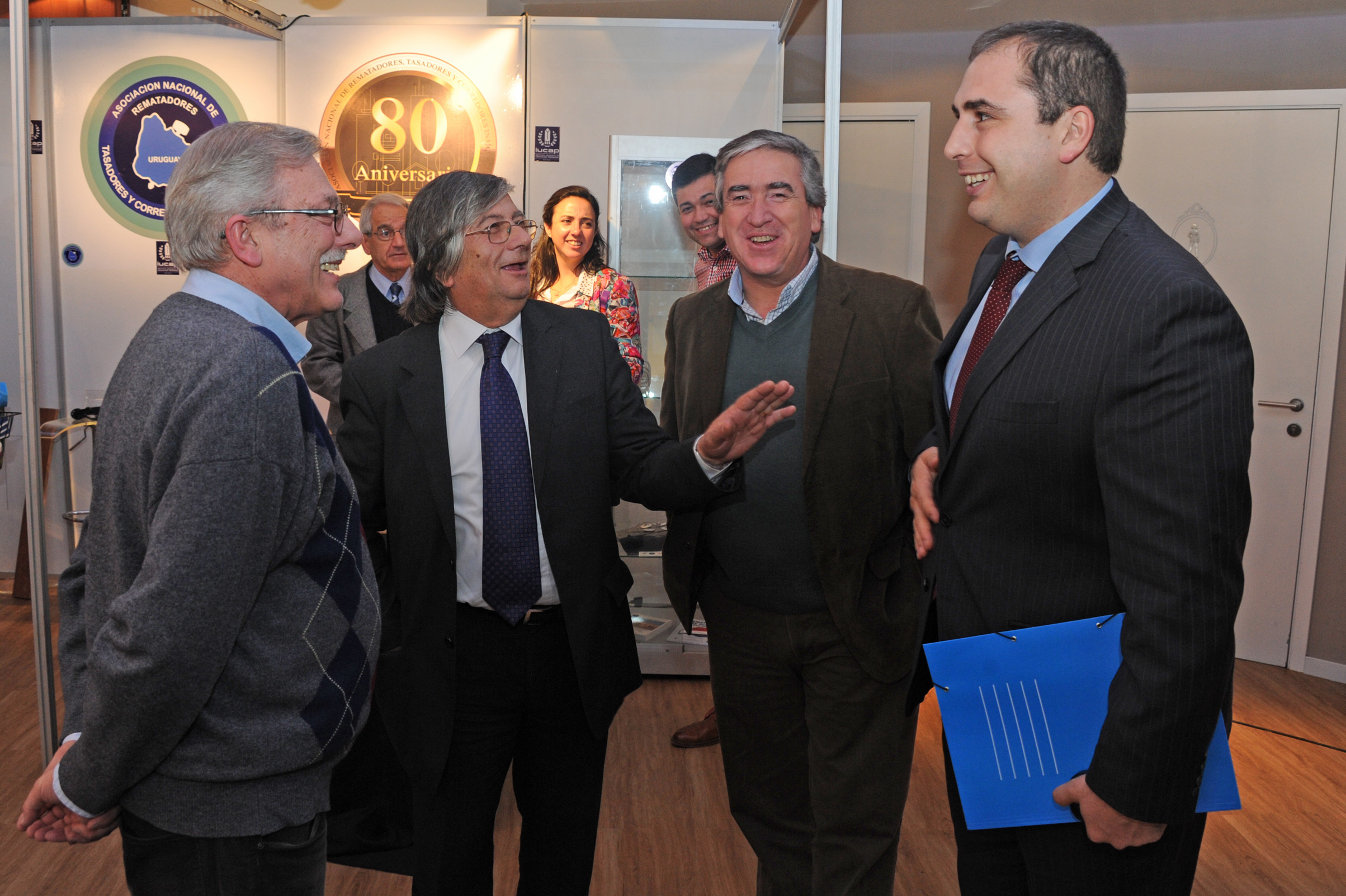 El subsecretario del Ministerio de Economía y Finanzas, Pablo Ferreri, es recibido por los organizadores del evento