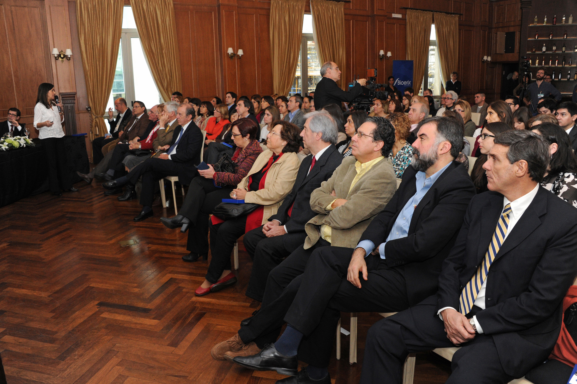 Presidente Tabaré Vázquez junto a autoridades y destacados asistentes a las Conferencias de Invierno en Oncología