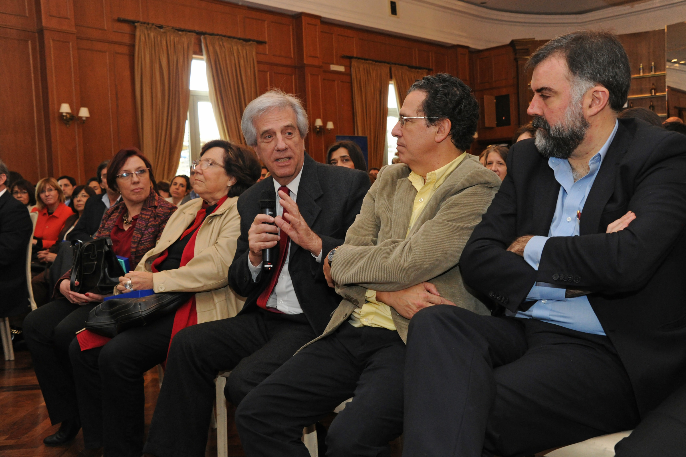 Tabaré Vázquez dirigiéndose a los asistentes a las Conferencias de Invierno en Oncología