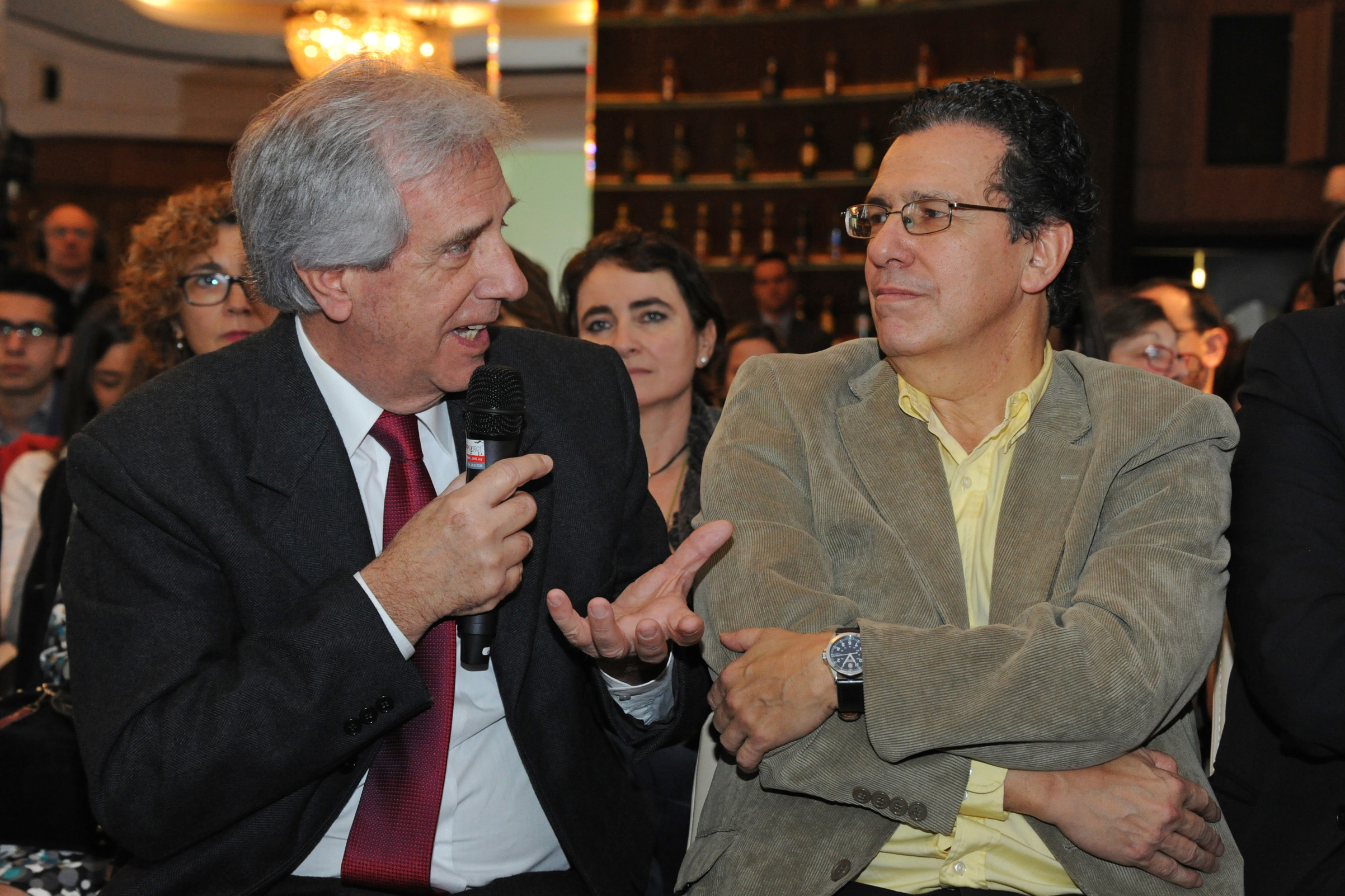 Tabaré Vázquez dirigiéndose a los asistentes a las Conferencias de Invierno en Oncología