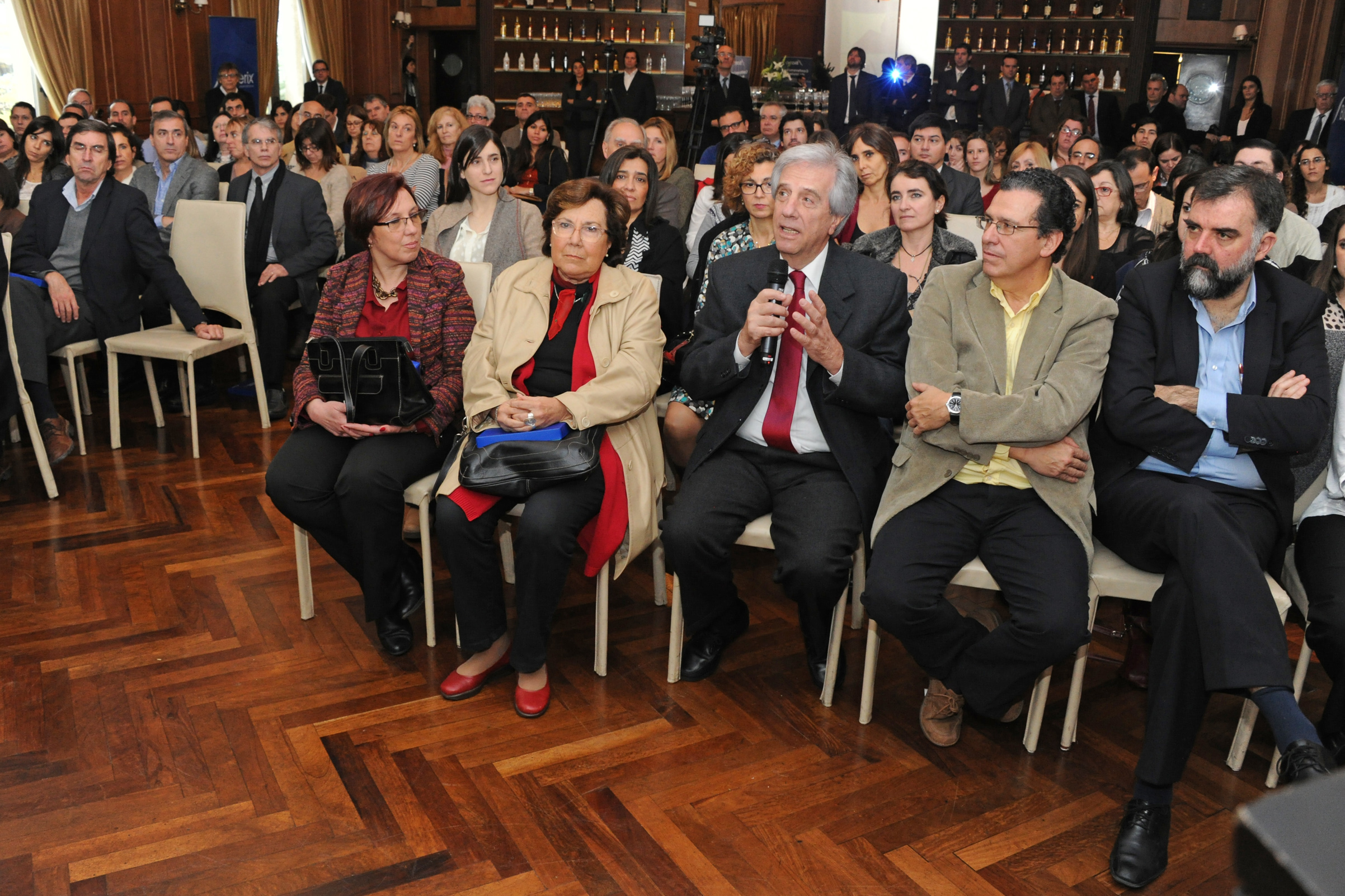 Tabaré Vázquez dirigiéndose a los asistentes a las Conferencias de Invierno en Oncología