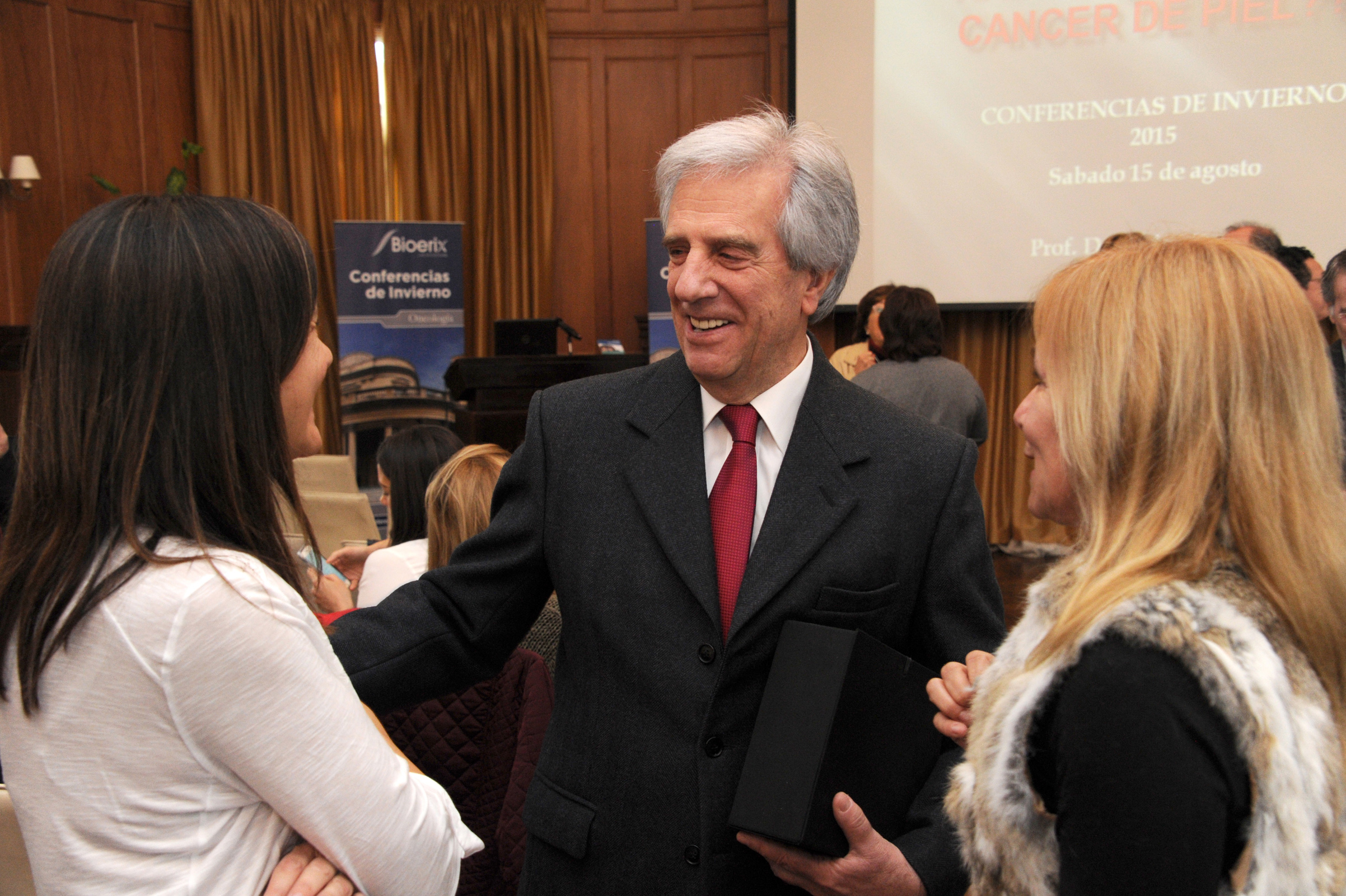 Tabaré Vázquez, luego de recibir el Premio Mayor de las Conferencias de Invierno en Oncología, saludando a asistentes al evento