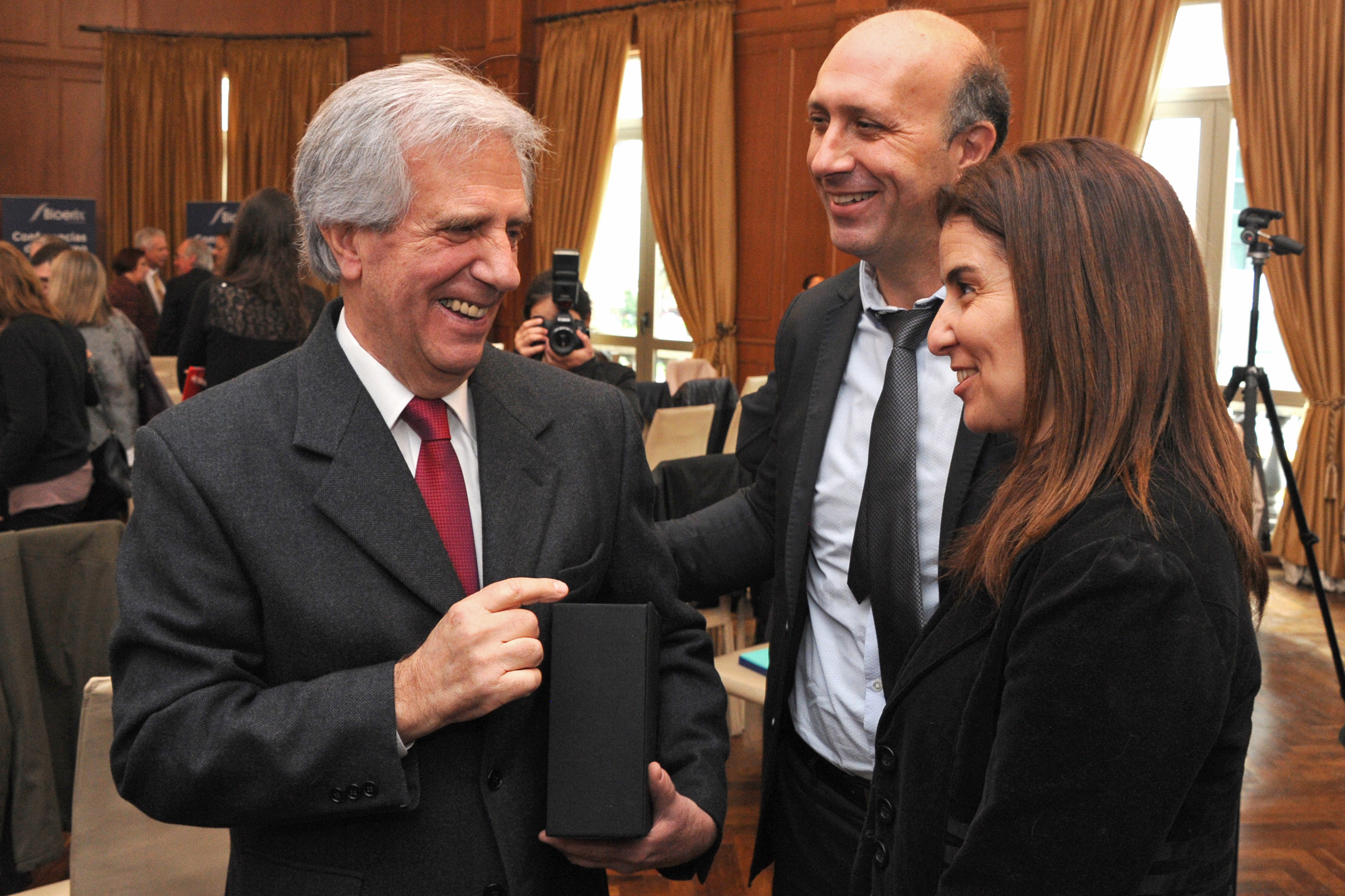 Tabaré Vázquez, luego de recibir el Premio Mayor de las Conferencias de Invierno en Oncología, saludando a asistentes al evento