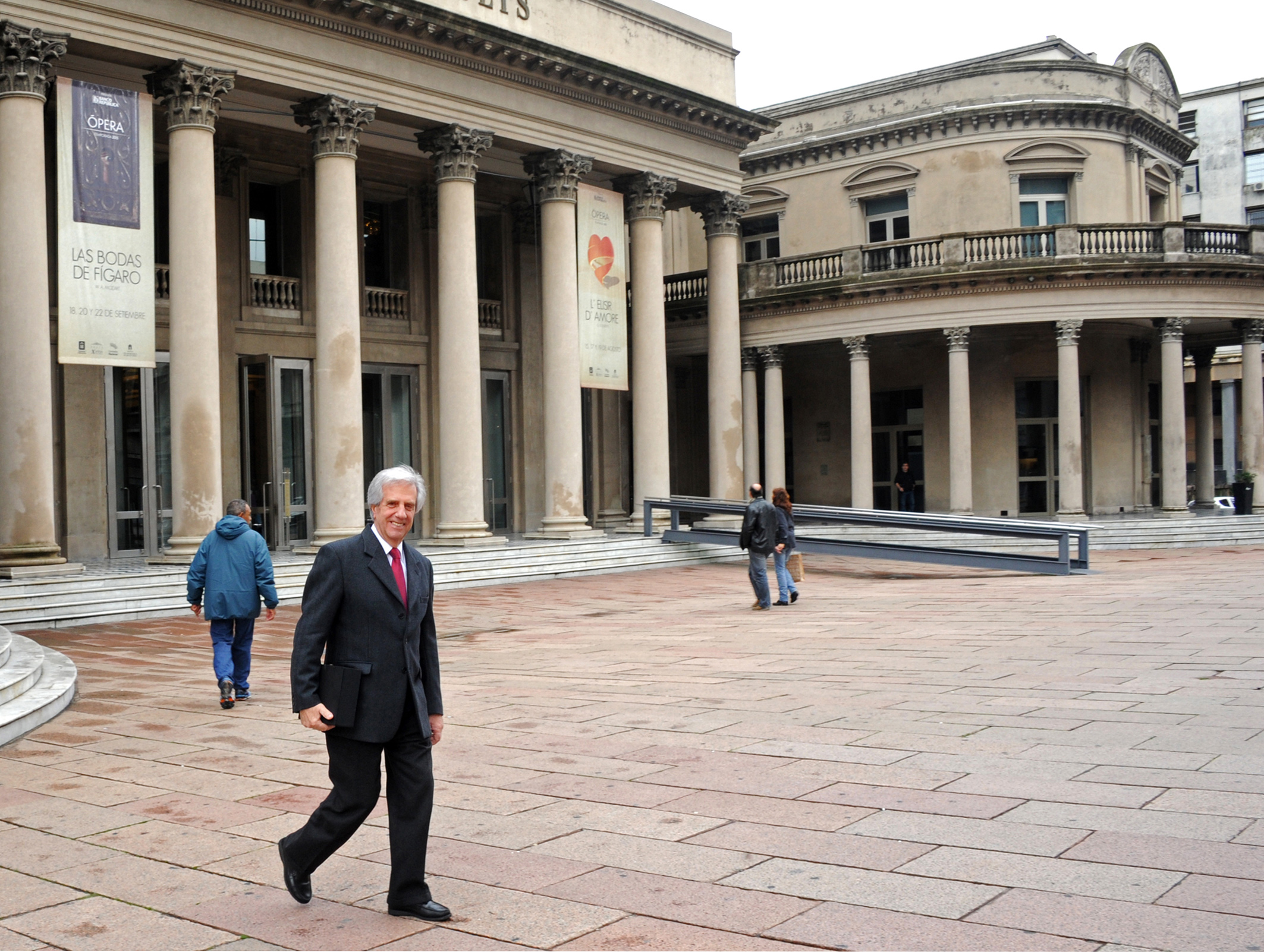 El Presidente de la República, Tabaré Vázquez, retirándose del evento