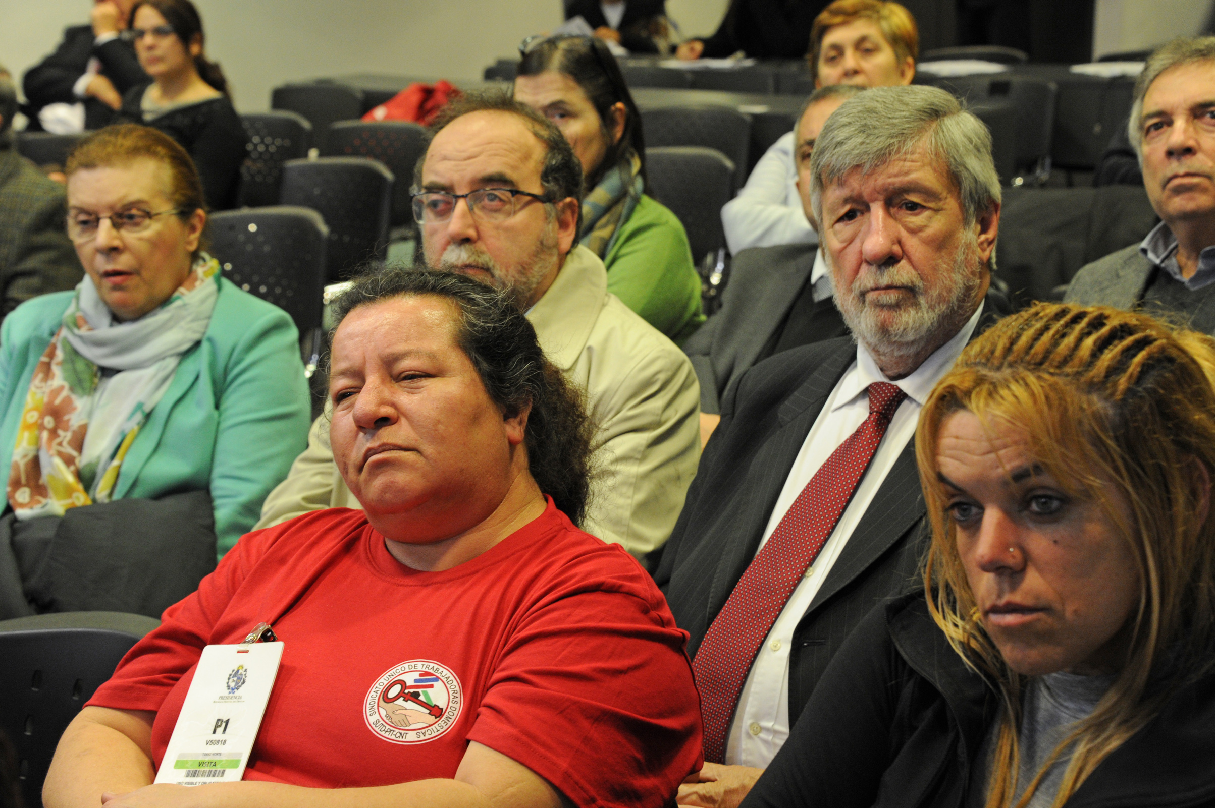 Julio Baráibar, Subsecretario de Trabajo y Seguridad Social, entre los asistentes a la conferencia de prensa
