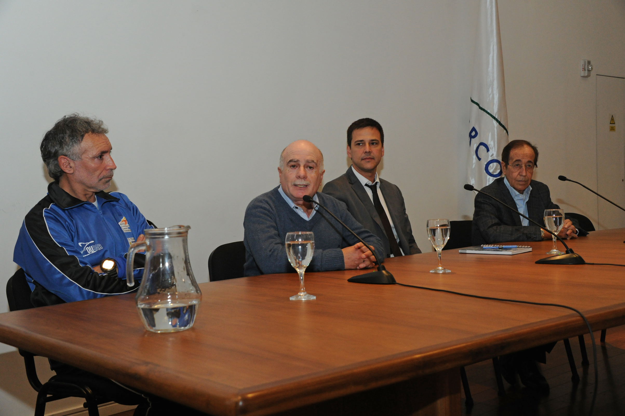 Ceremonia de entrega del Pabellón Nacional a deportistas de la Asociación Nacional de Transplantados