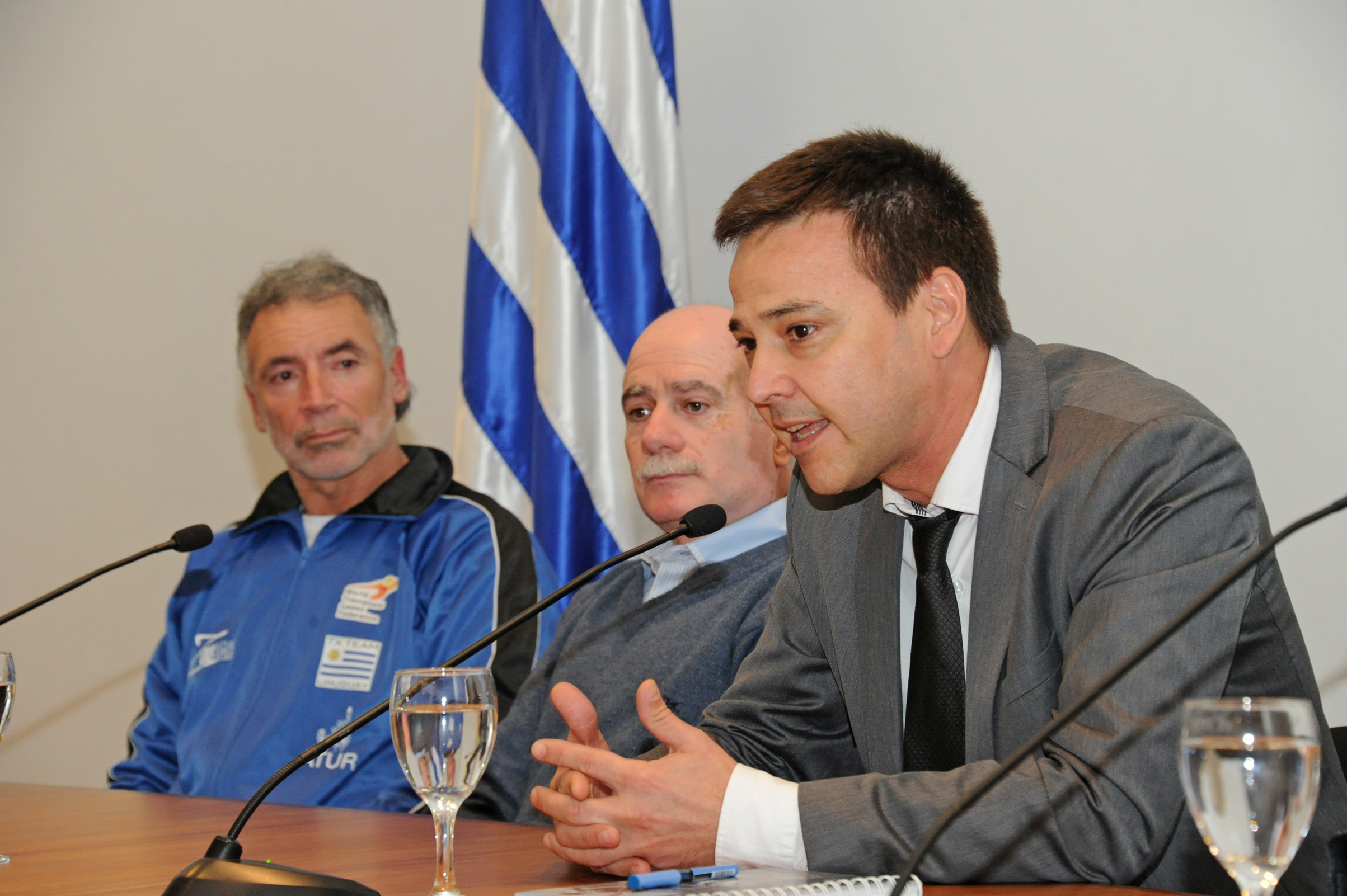 Ceremonia de entrega del Pabellón Nacional a deportistas de la Asociación Nacional de Transplantados