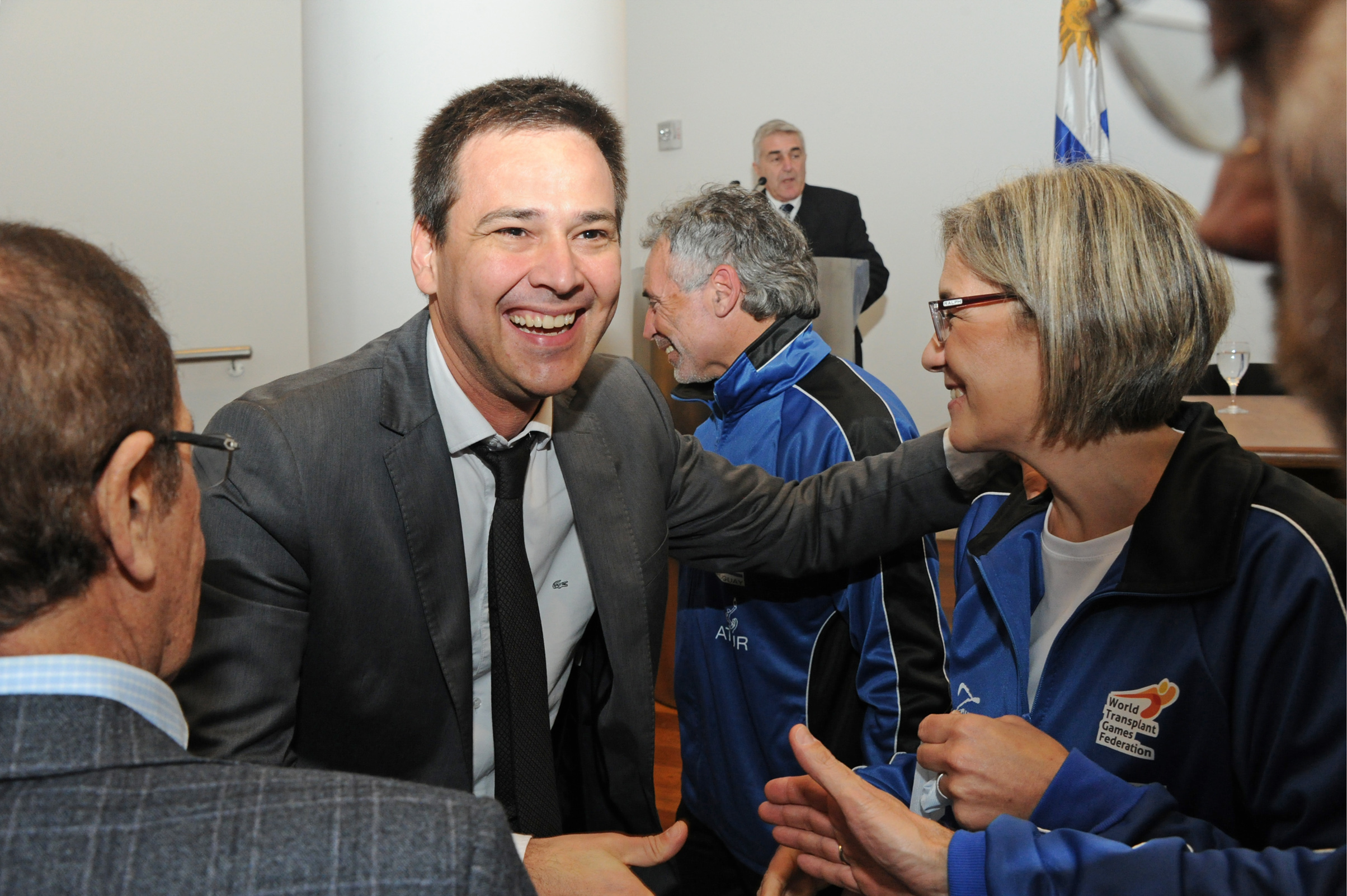 Representantes de la Secretaría Nacional del Deporte entregando el Pabellón Nacional