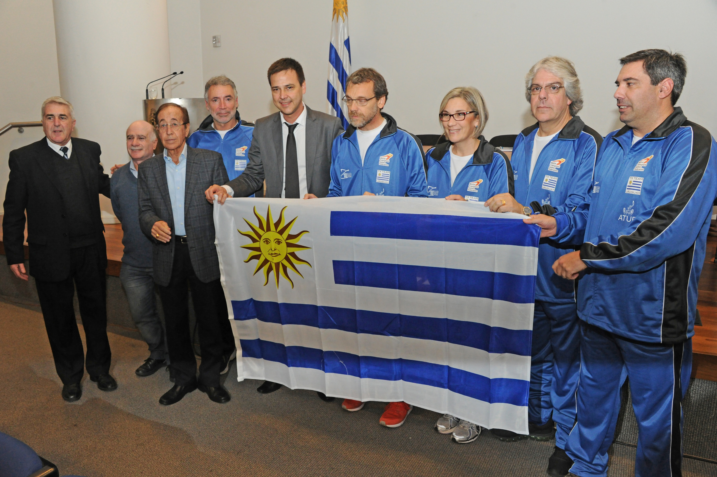 Deportistas integrantes de la Asociación Nacional de Transplantados luego de recibir el Pabellón Nacional de Transplantados