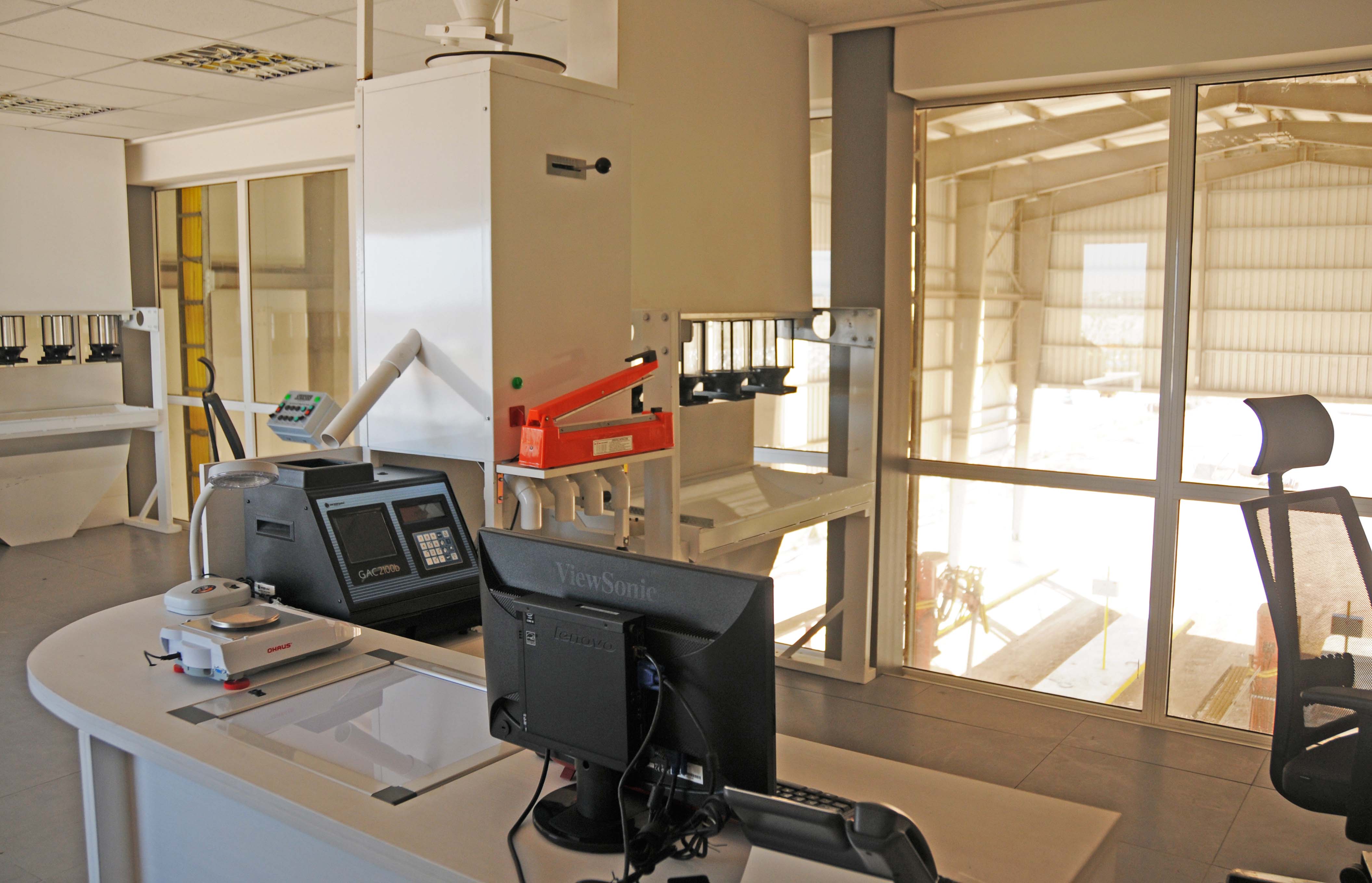 Interior de instalaciones de la Terminal de Graneles de Montevideo