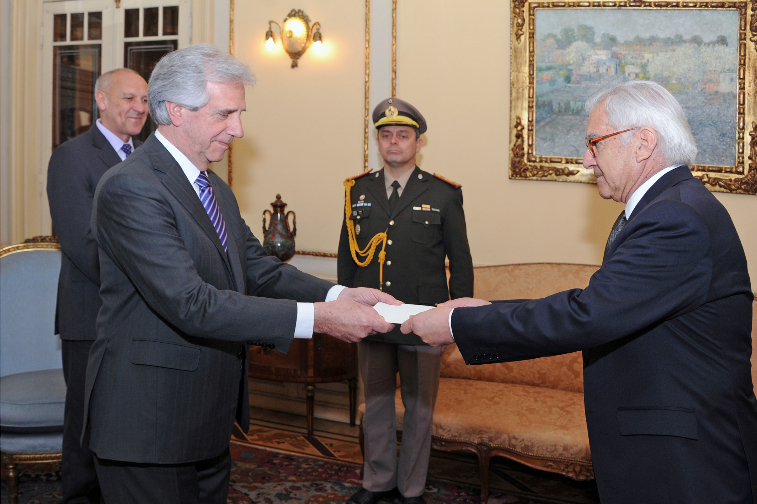 Tabaré Vázquez recibió las cartas credenciales del nuevo embajador de Chile en Uruguay, Mario Fernández