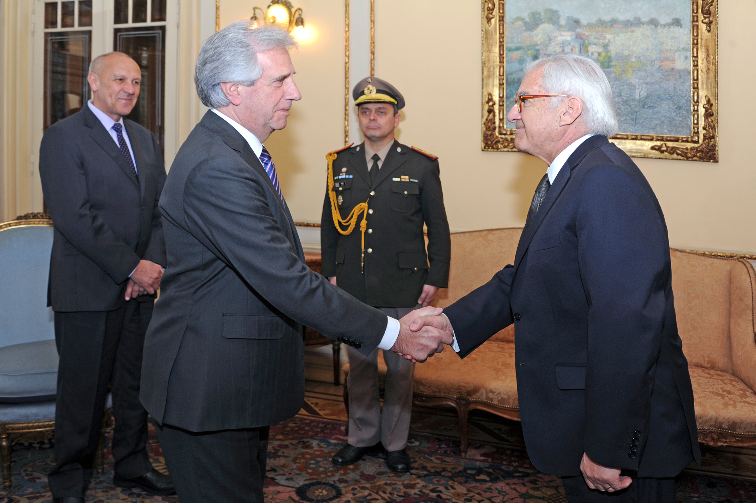 Tabaré Vázquez recibió las cartas credenciales del nuevo embajador de Chile en Uruguay, Mario Fernández