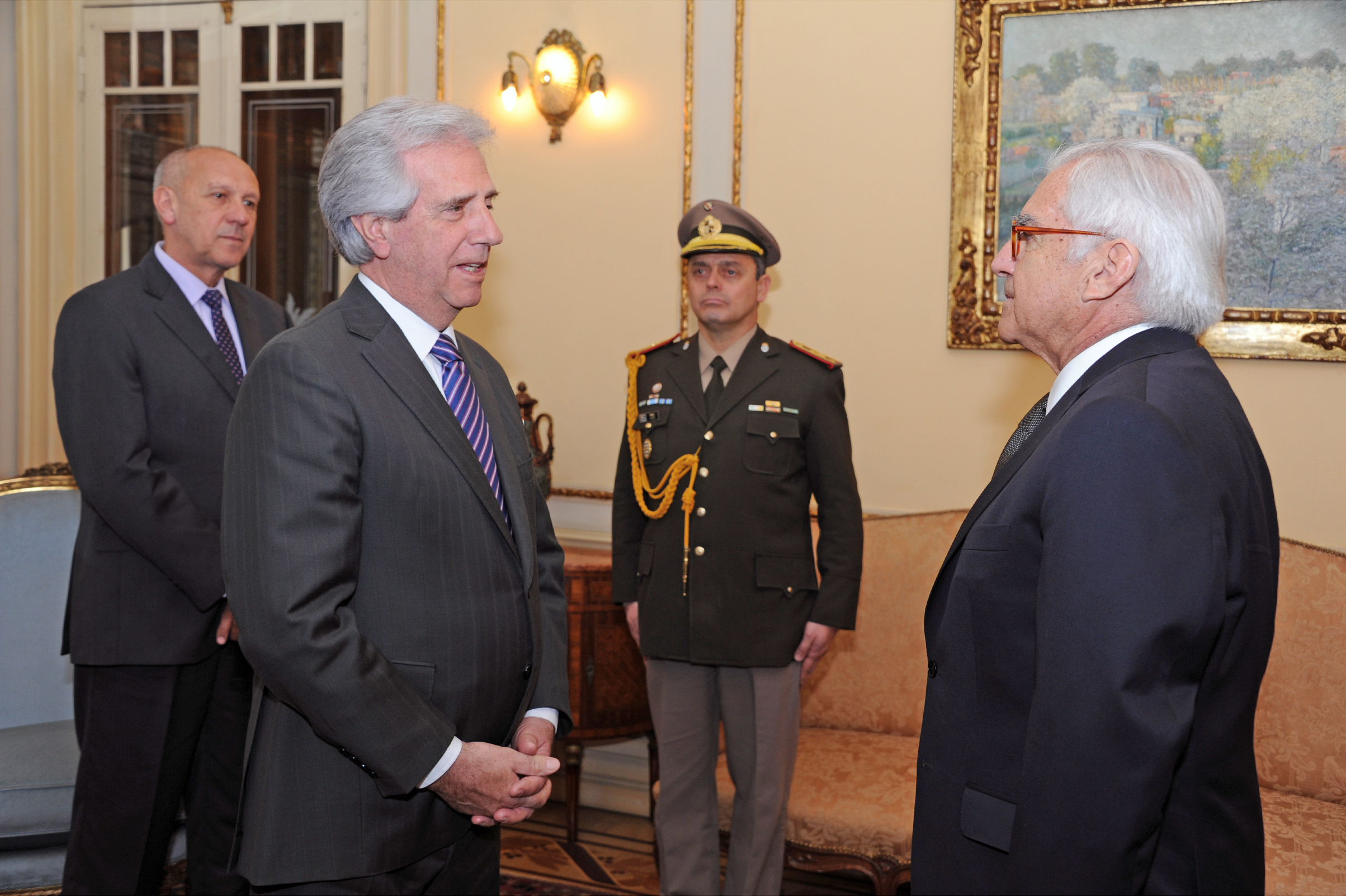 Tabaré Vázquez recibió las cartas credenciales del nuevo embajador de Chile en Uruguay, Mario Fernández