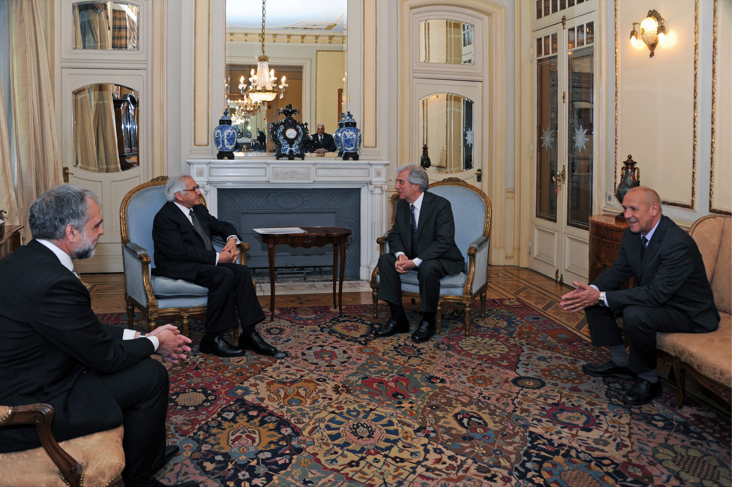 Tabaré Vázquez recibió las cartas credenciales del nuevo embajador de Chile en Uruguay, Mario Fernández