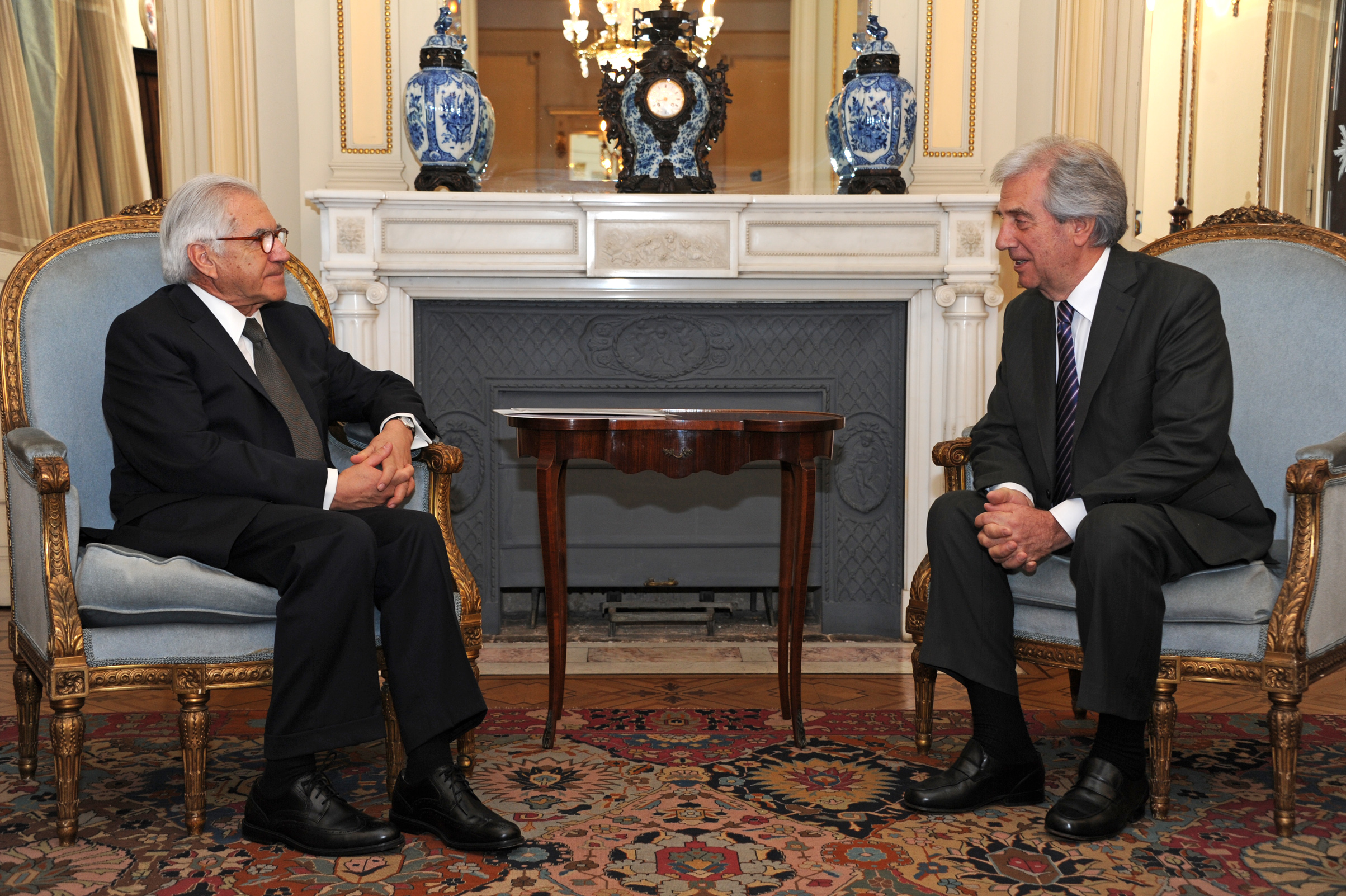 Presidente de la República, Tabaré Vázquez, junto al nuevo embajador de Chile en Uruguay, Mario Fernández