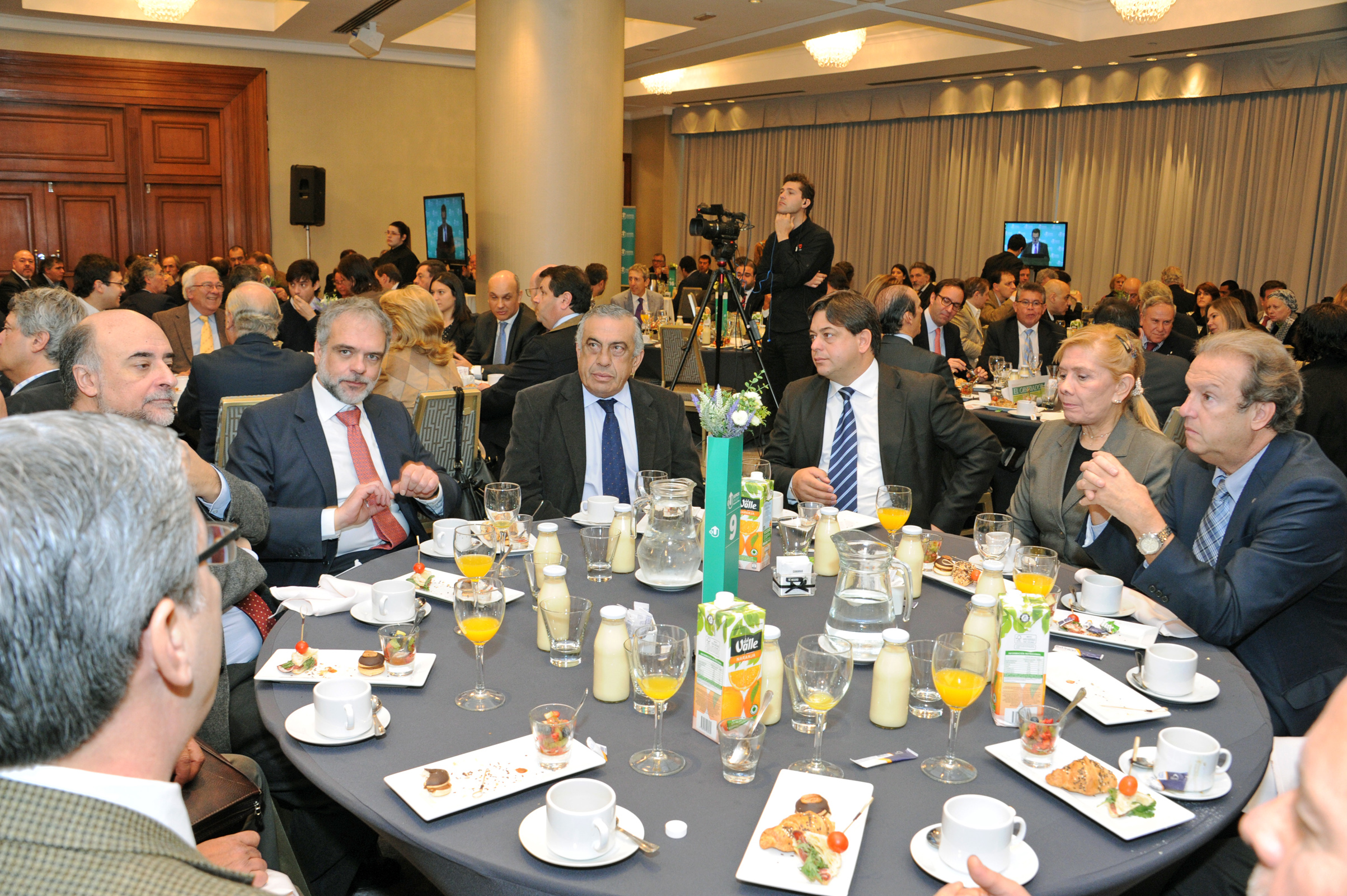 El canciller uruguayo Rodolfo Nin Novoa disertó sobre inserción internacional, en un desayuno convocado por Somos Uruguay
