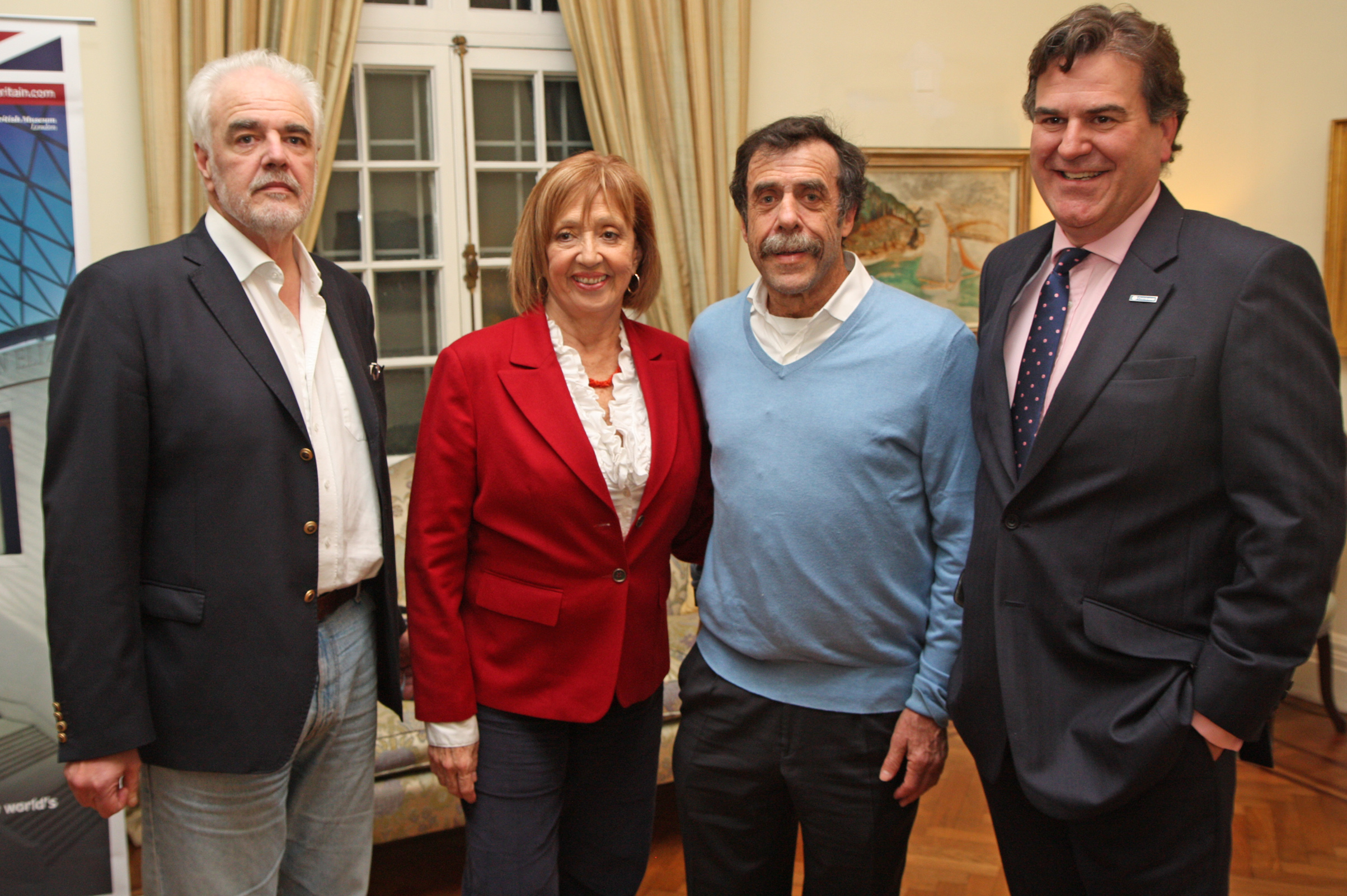Ministra María Julia Muñoz y Miguel Brechner junto a representantes de organizaciones que otorgaron las becas