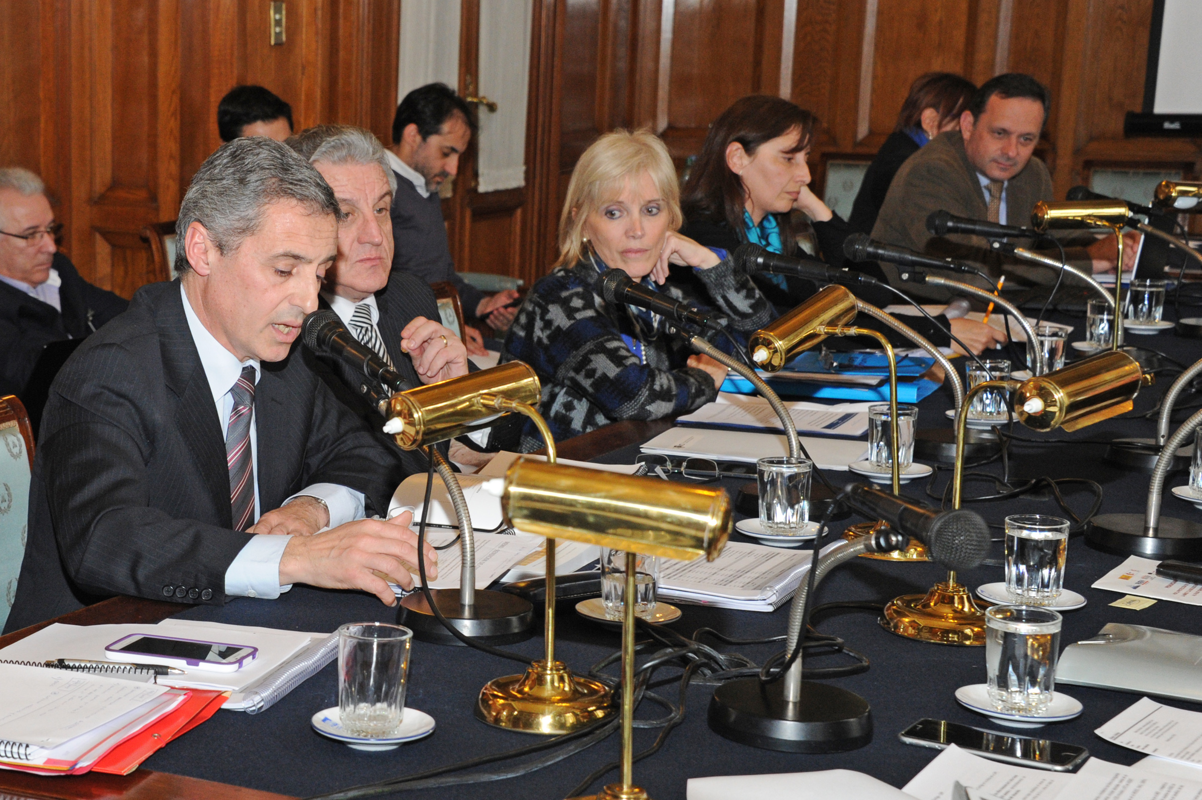 Autoridades e integrantes de la OPP y ONSC en Comisión de Hacienda y Presupuesto de Senadores