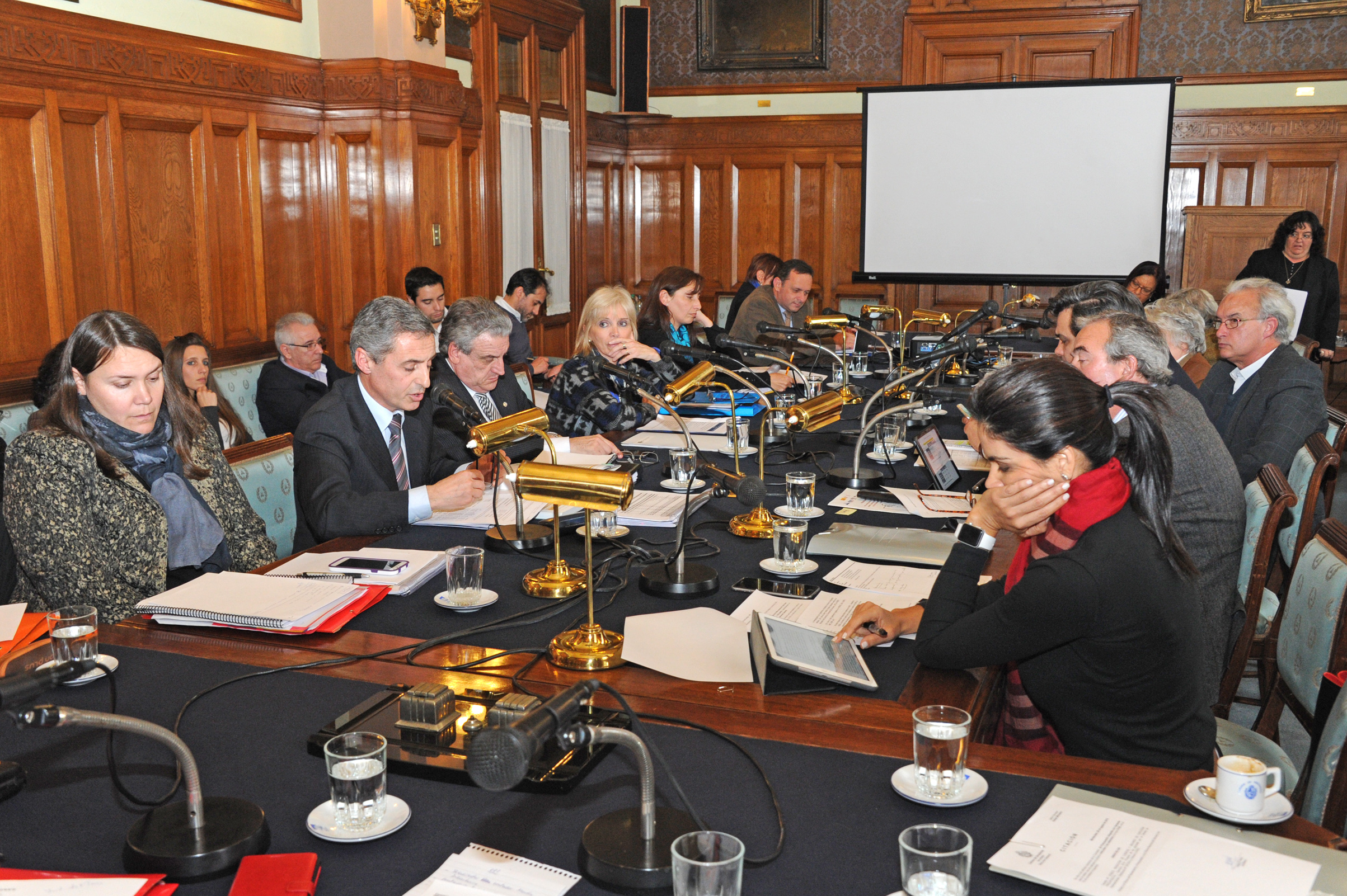 Autoridades e integrantes de la OPP y ONSC en Comisión de Hacienda y Presupuesto de Senadores