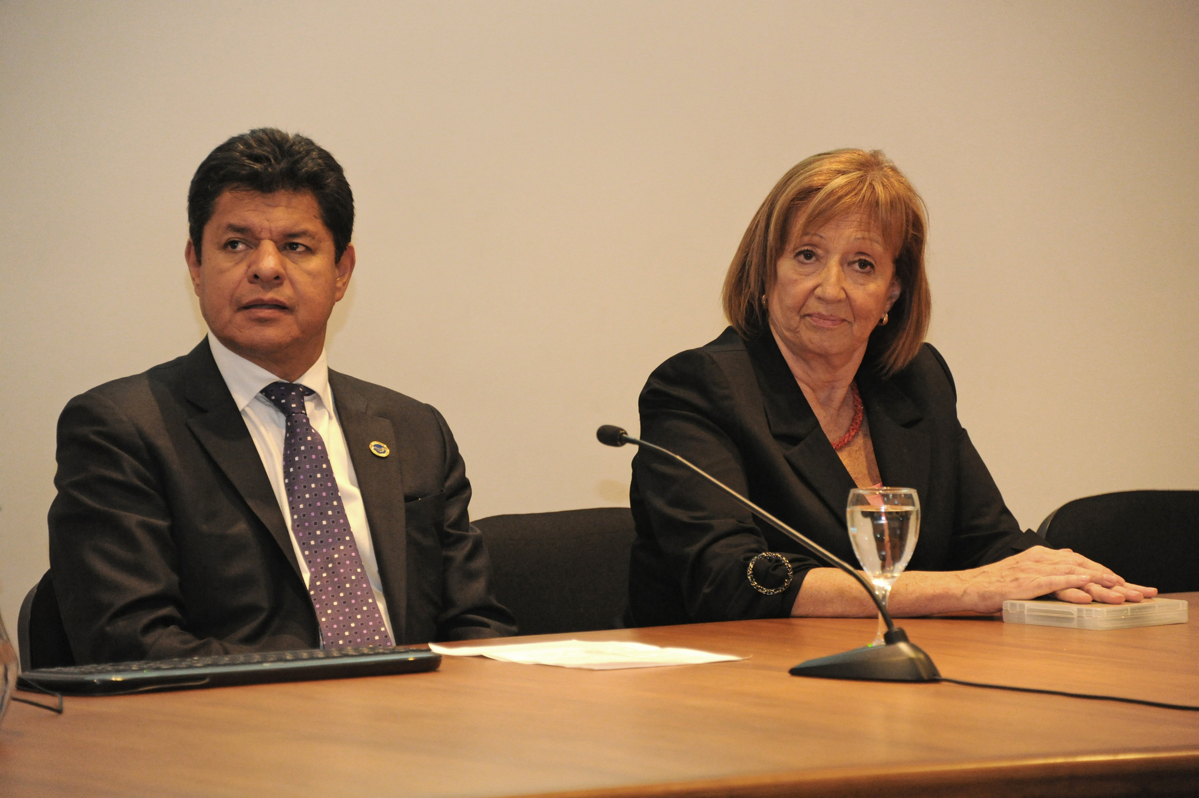 Ruben Saavedra, Asesor de la Secretaría General de Unasur, junto a ministra de Educación y Cultura, María Julia Muñoz