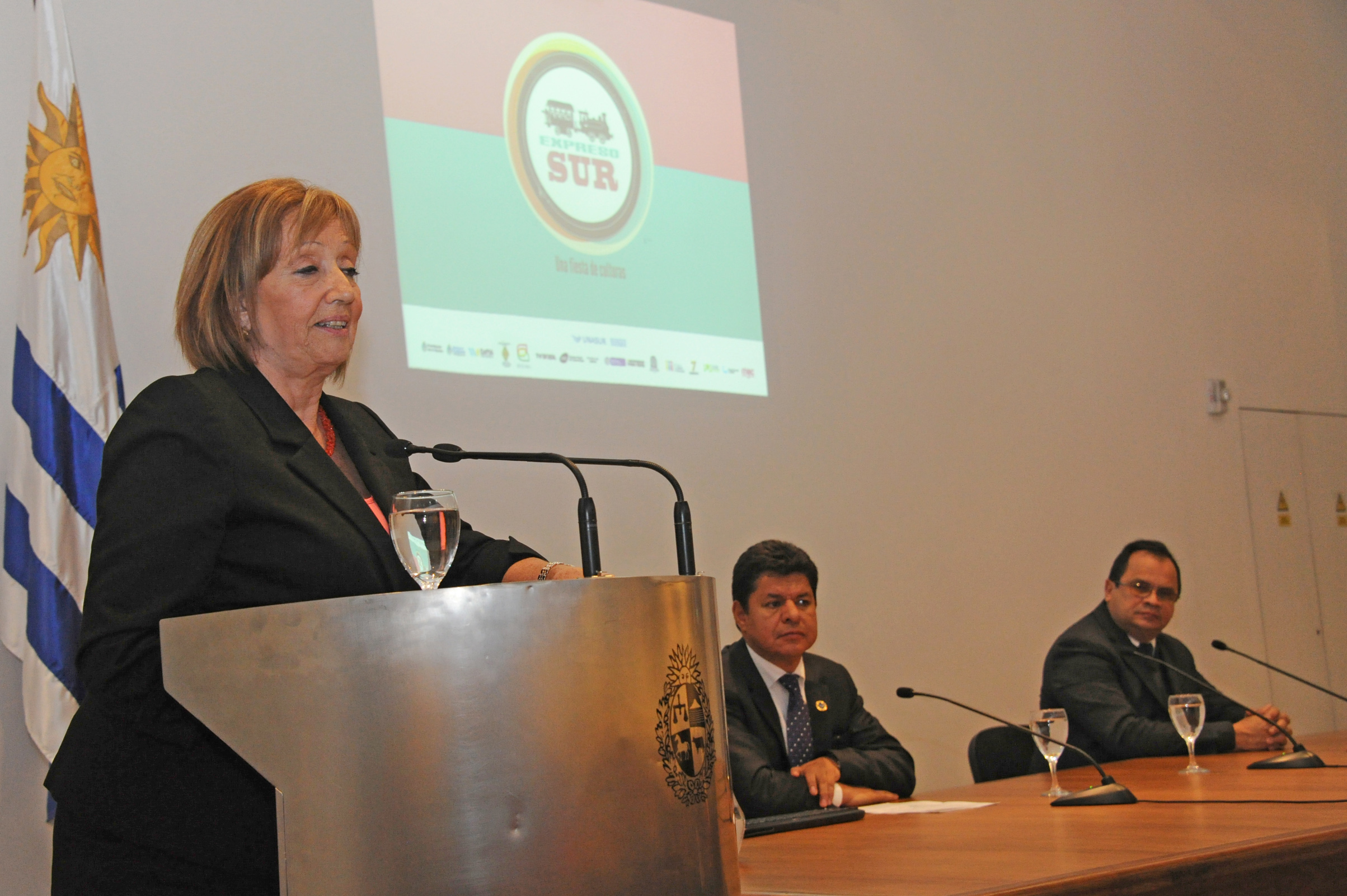 Ministra María Julia Muñoz, haciendo uso de la palabra