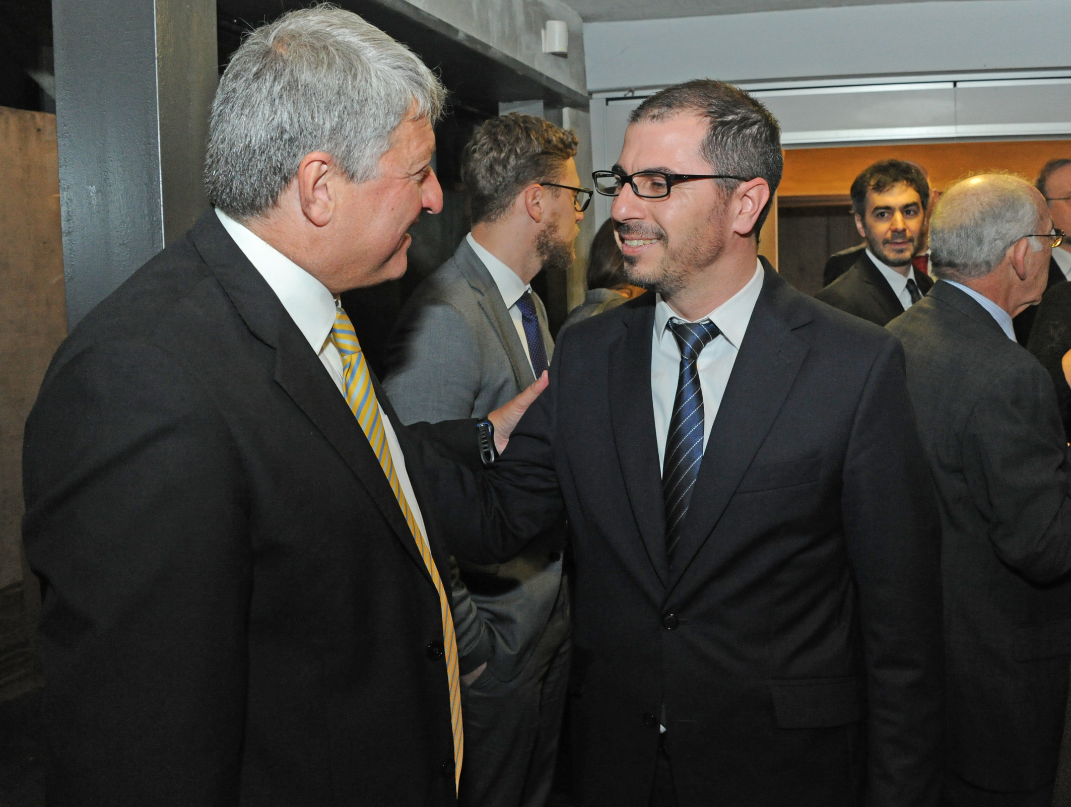 Sergio Gorzy, presidente del Comité Central Israelita del Uruguay, saluda al Prosecretario de la Presidencia, Juan Andrés Roballo