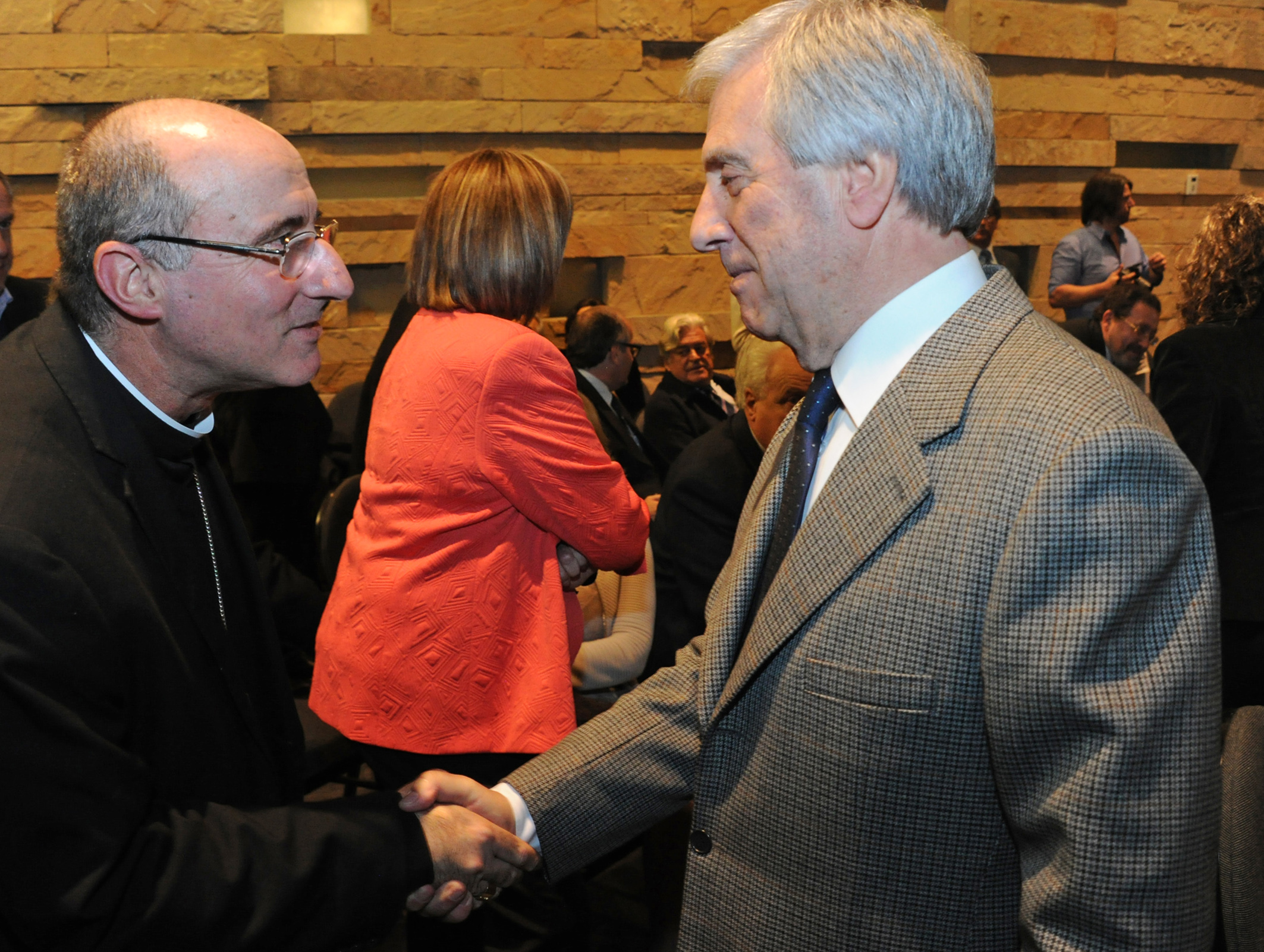 El Presidente Tabaré Vázquez saluda al cardenal y arzobispo de Montevideo, Daniel Sturla