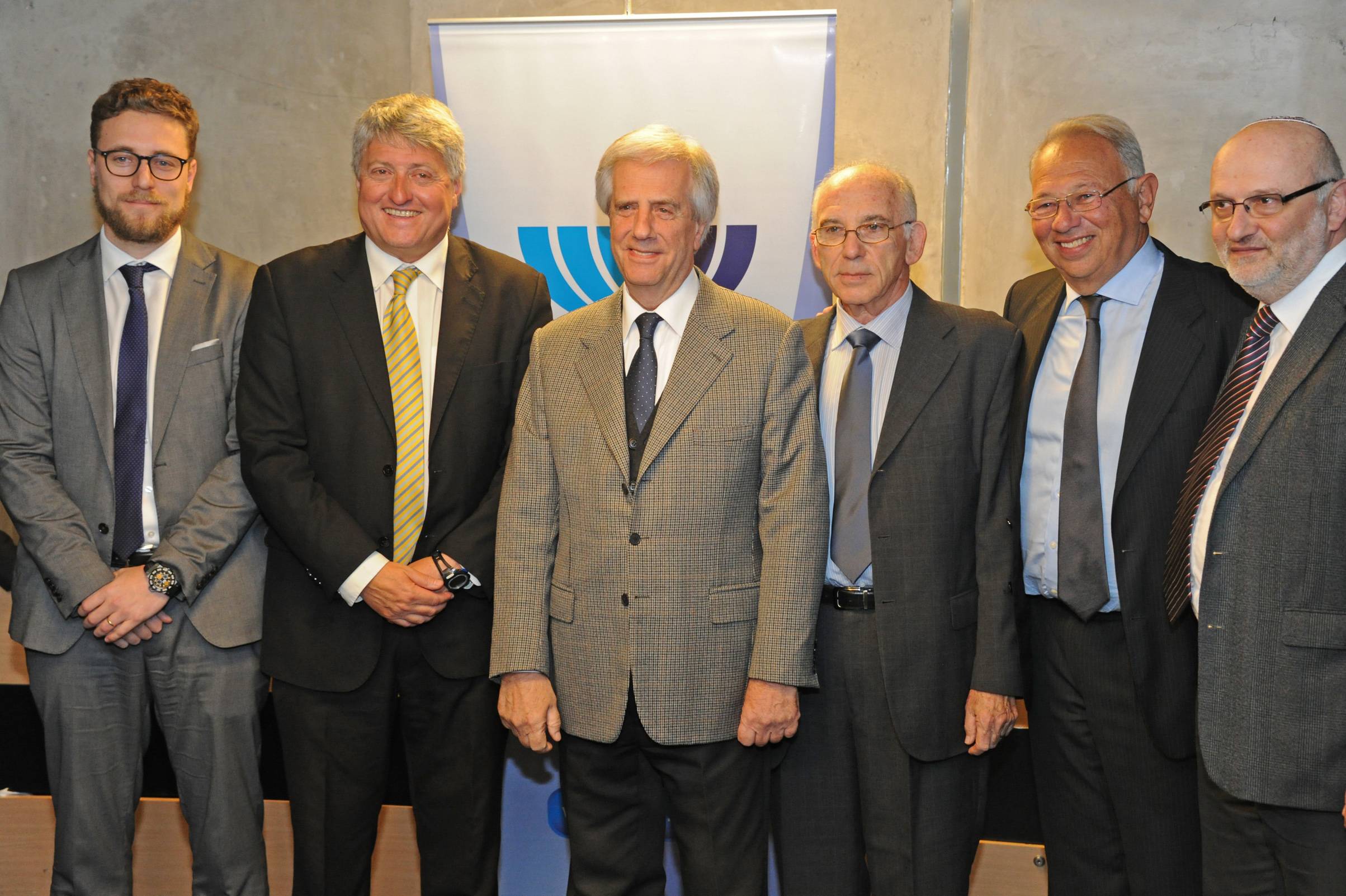 Presidente Tabaré Vázquez junto a autoridades del Comité Central Israelita del Uruguay