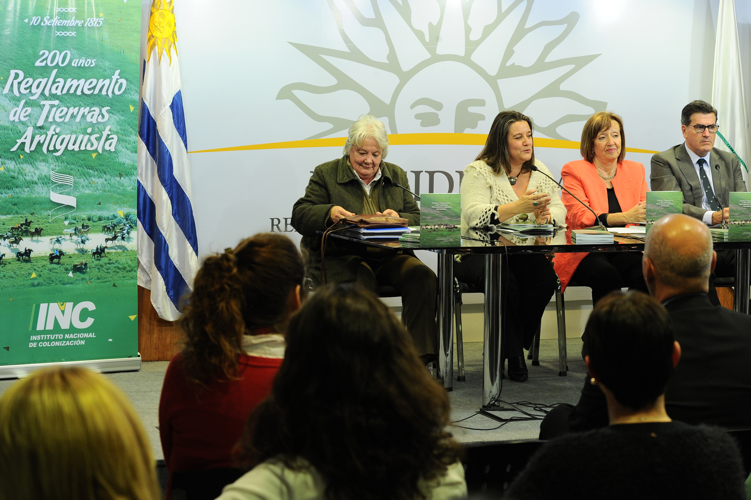 Ministra de Educación y Cultura, María Julia Muñoz, dirigiéndose a los presentes