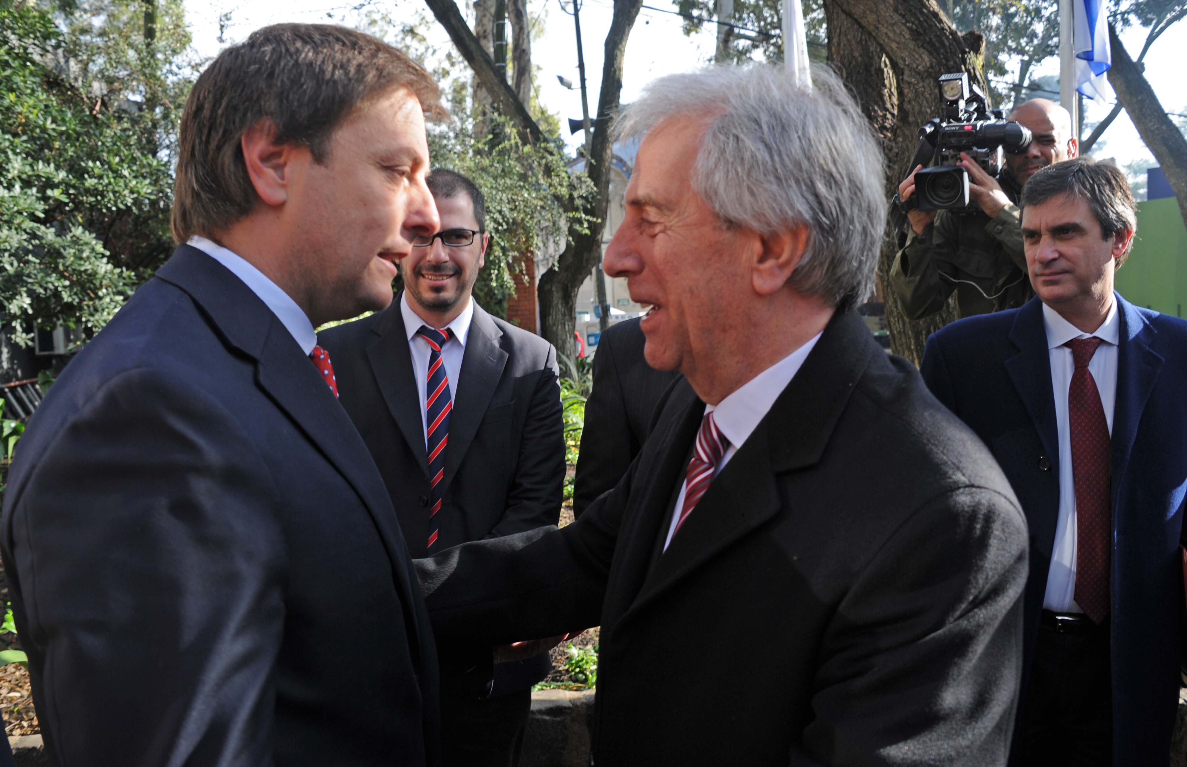 Tabaré Vázquez saludando a Ricardo Reilly