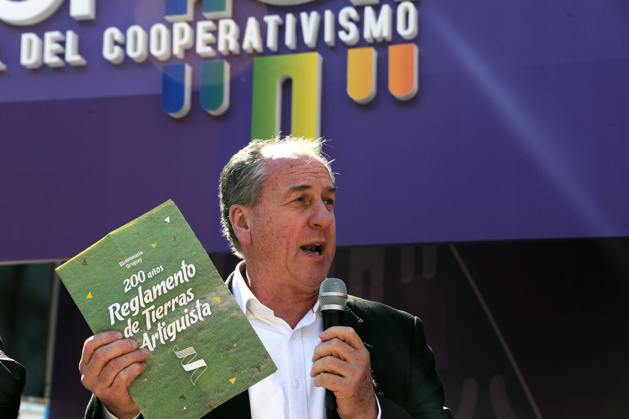 Ministro Ernesto Murro, dirigiéndose a los presentes
