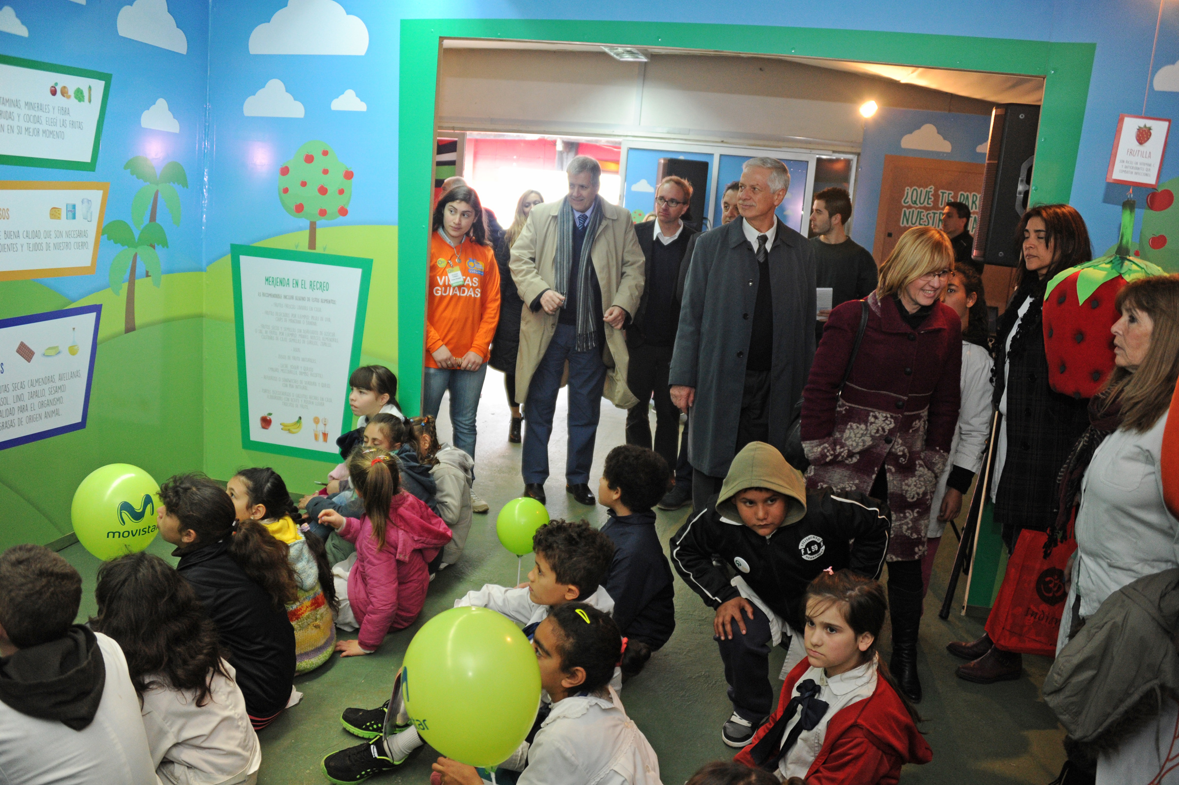 Autoridades del Ministerio de Salud Pública visitando el stand