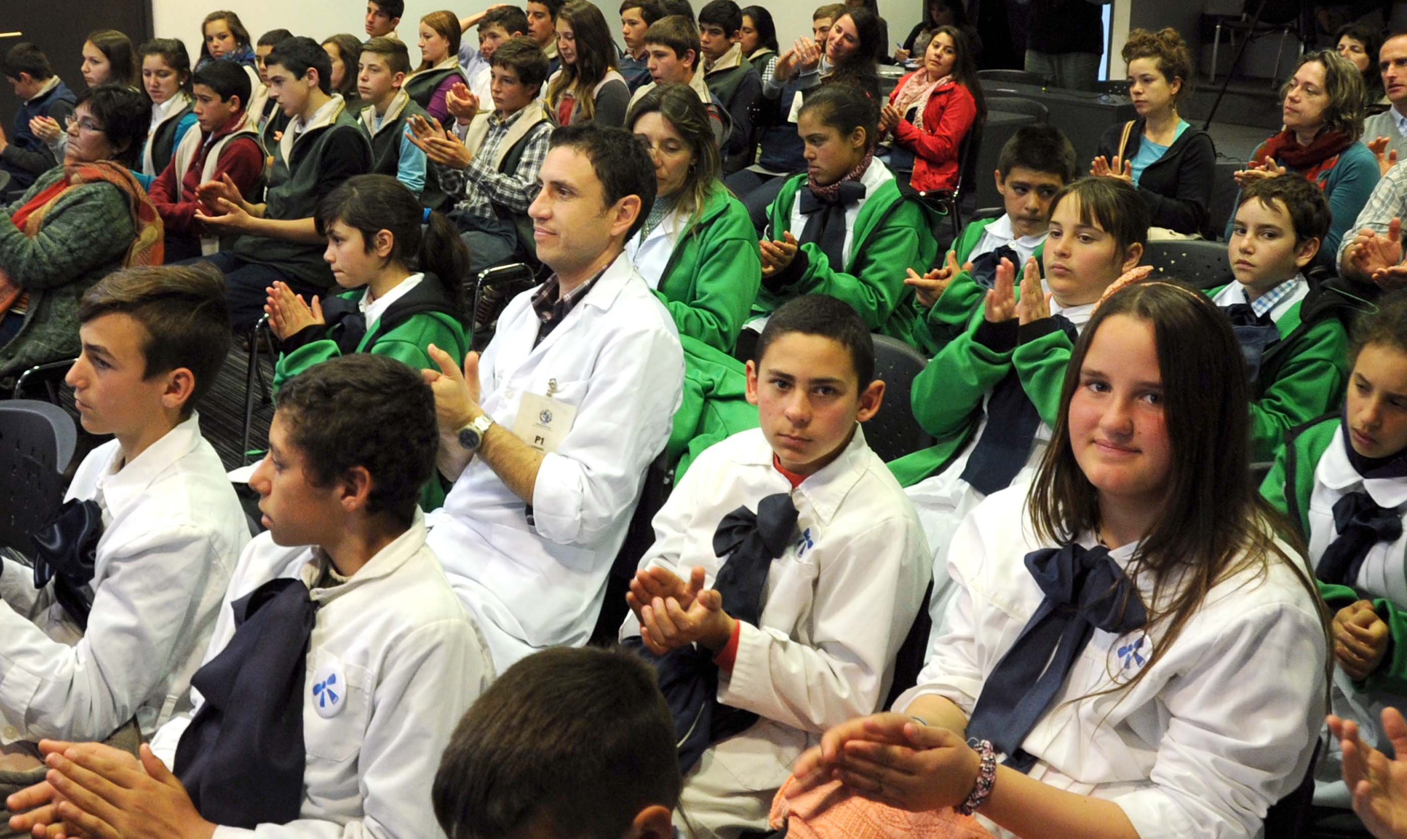 Alumnos de Escuelas Rurales y Agrarias recibieron materiales sobre Reglamento de Tierras