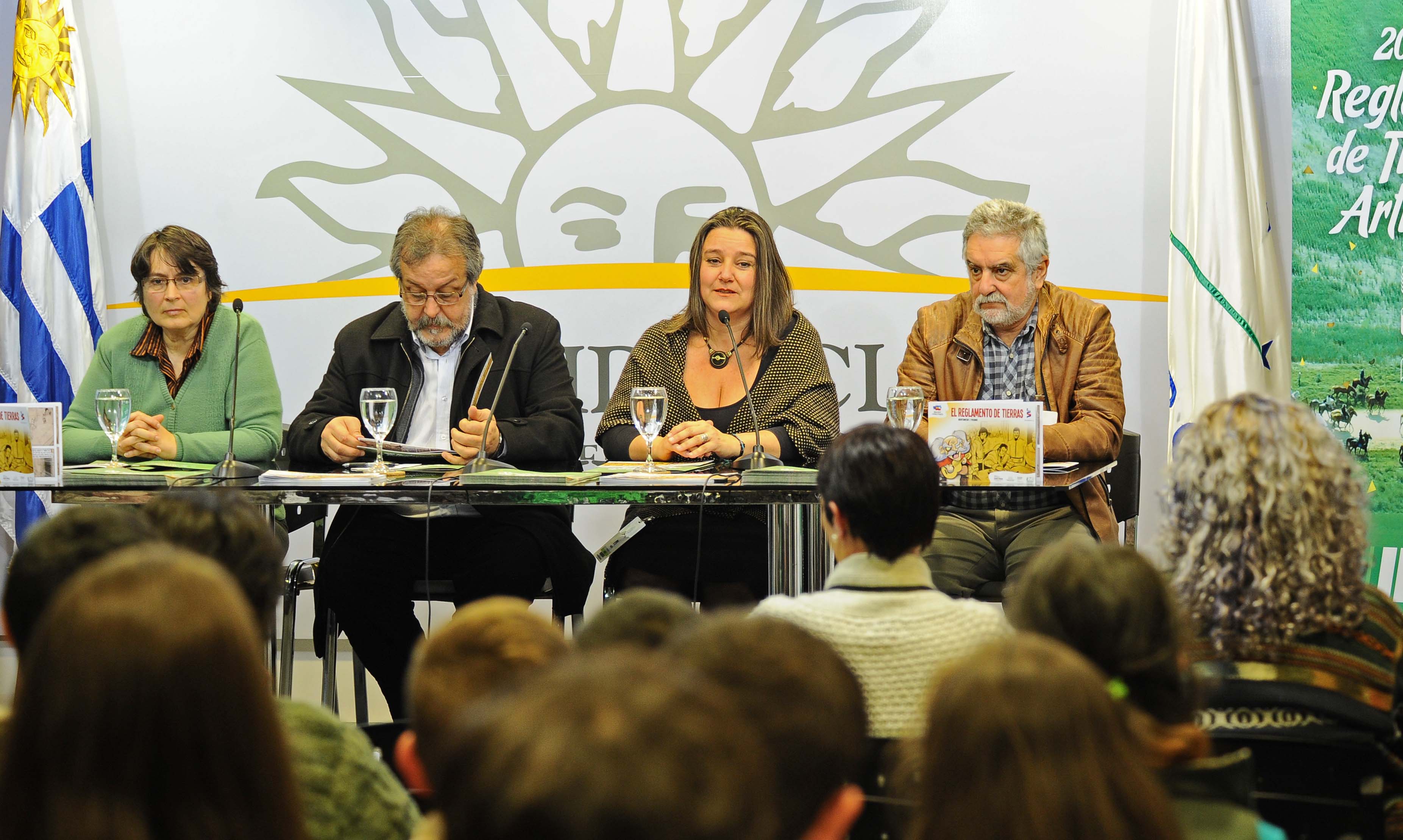 Alumnos de Escuelas Rurales y Agrarias recibieron materiales sobre Reglamento de Tierras