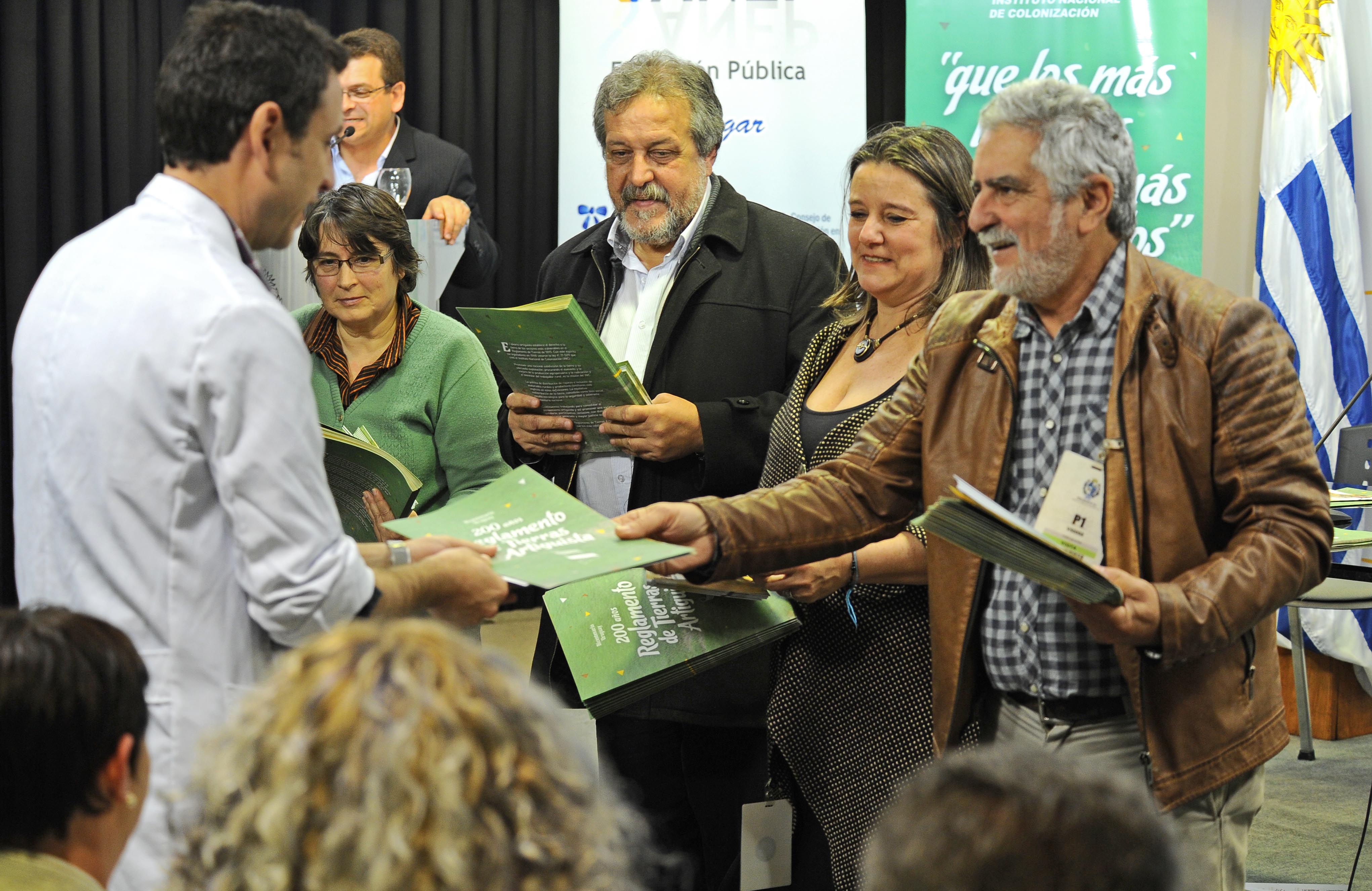 Alumnos de Escuelas Rurales y Agrarias recibieron materiales sobre Reglamento de Tierras