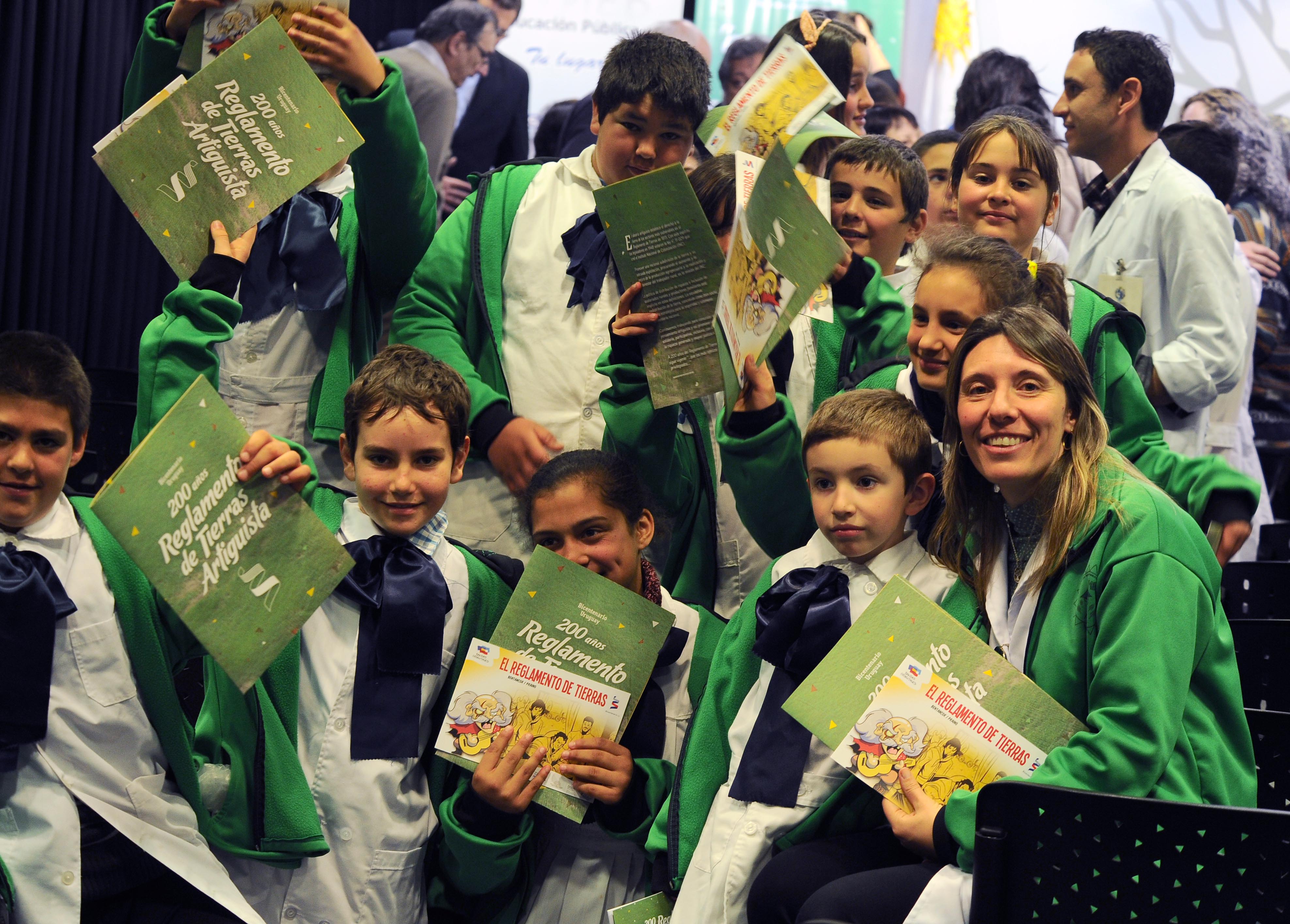 Alumnos de Escuelas Rurales y Agrarias recibieron materiales sobre Reglamento de Tierras