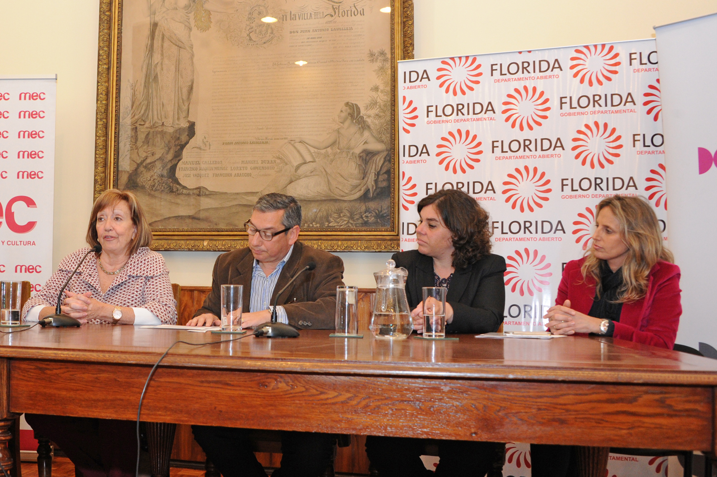 Ministra María Julia Muñoz, haciendo uso de la palabra