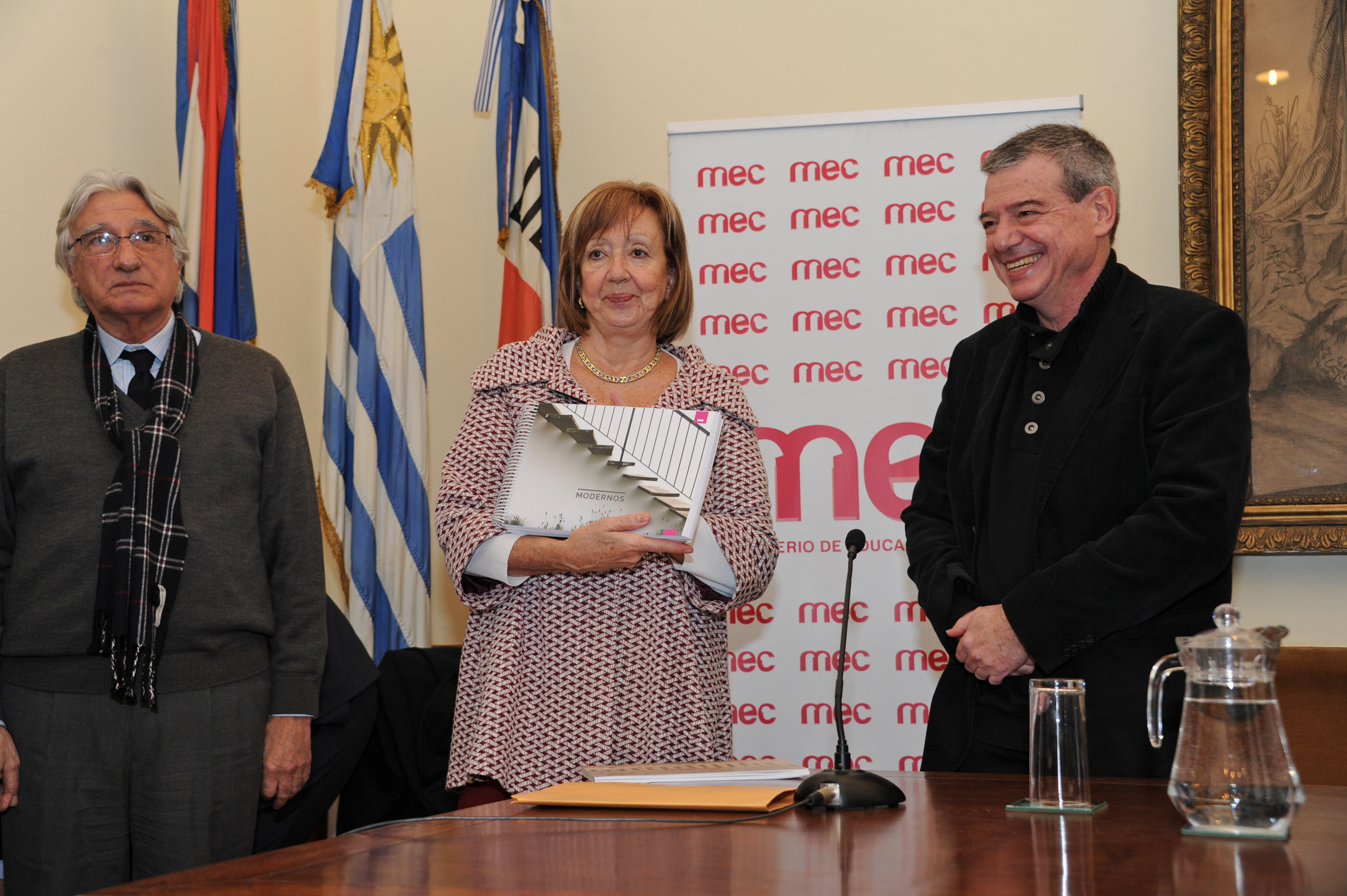 Ministra María Julia Muñoz recibe como presente un libro sobre Obras de Arquitectura Moderna Nacional