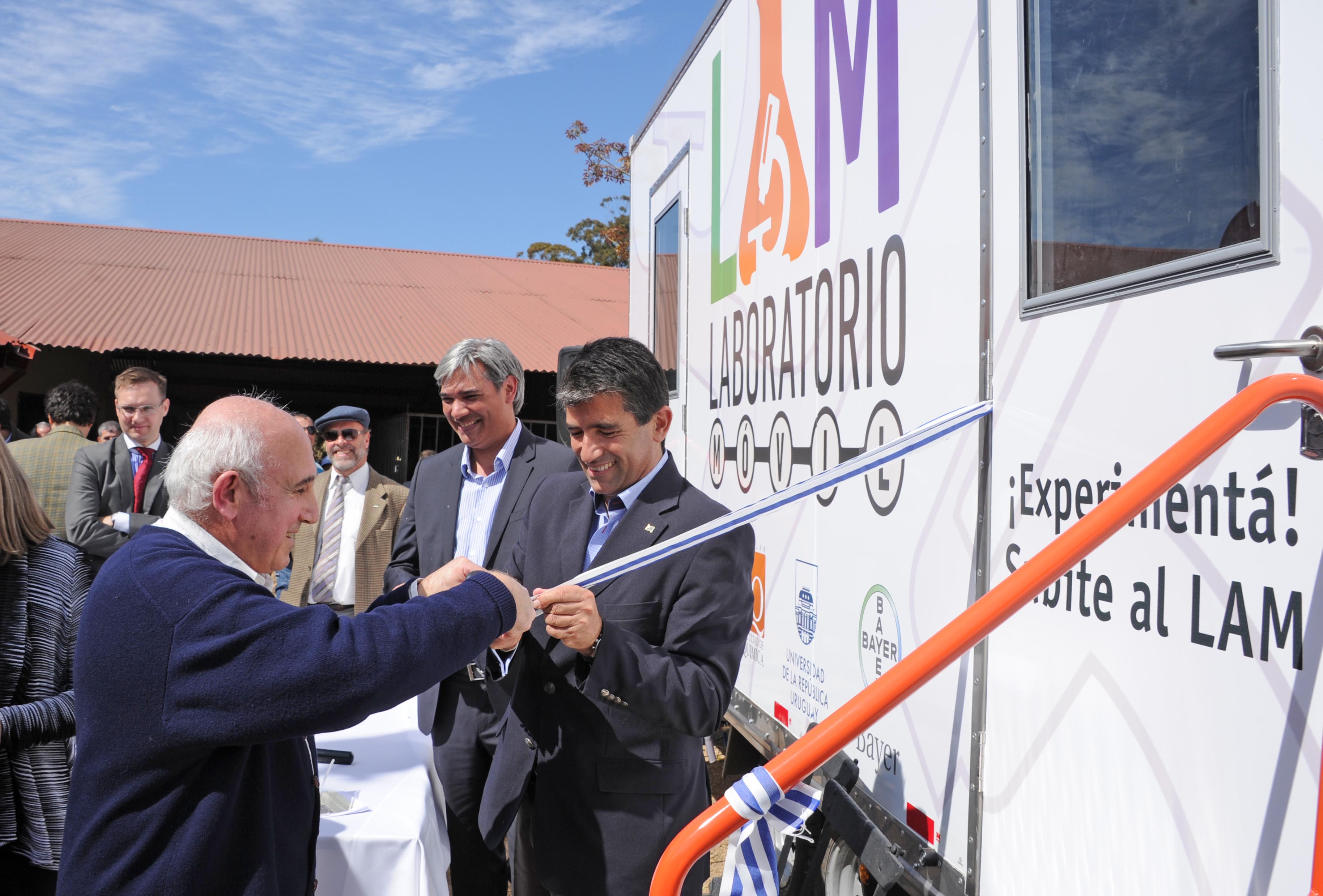 Vicepresidente Raúl Sendic inaugurando el laboratorio móvil