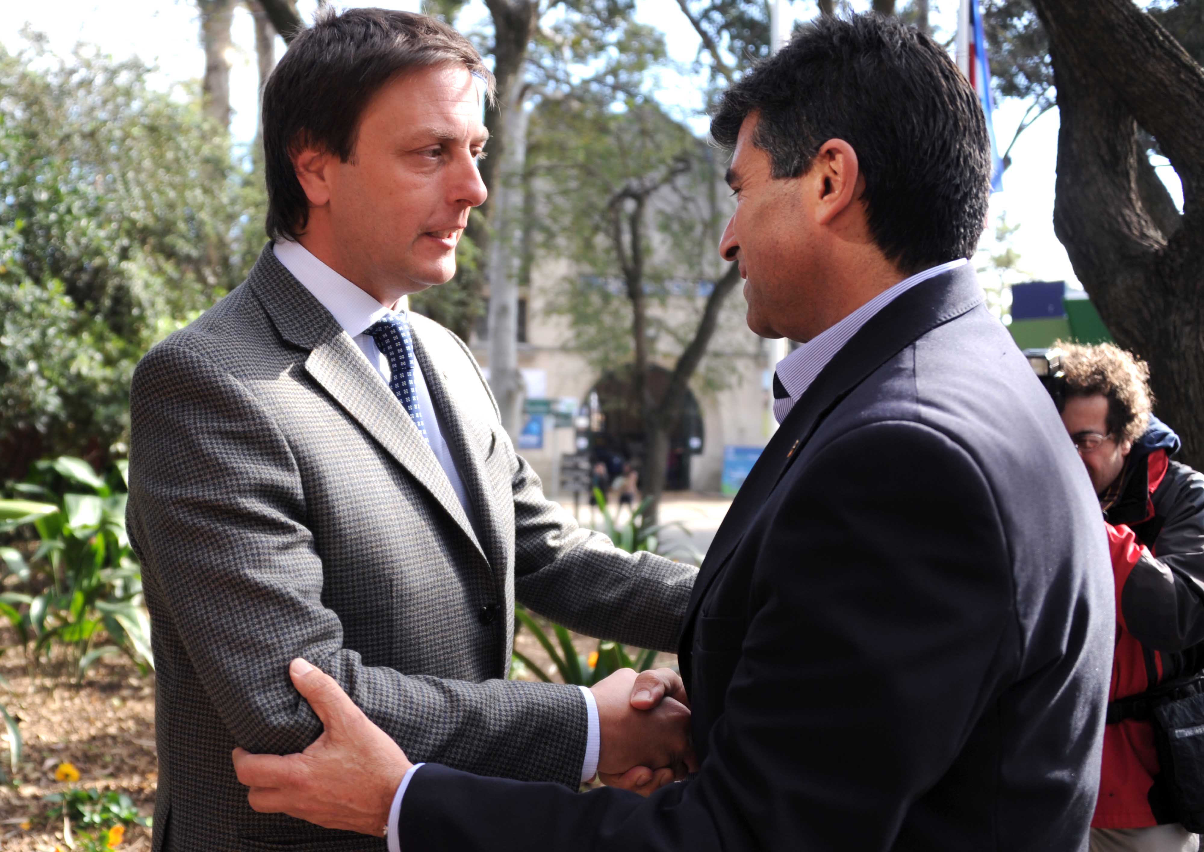 Vicepresidente Raúl Sendic, saluda a Ricardo Reilly, presidente de la Asociación Rural del Uruguay (ARU)