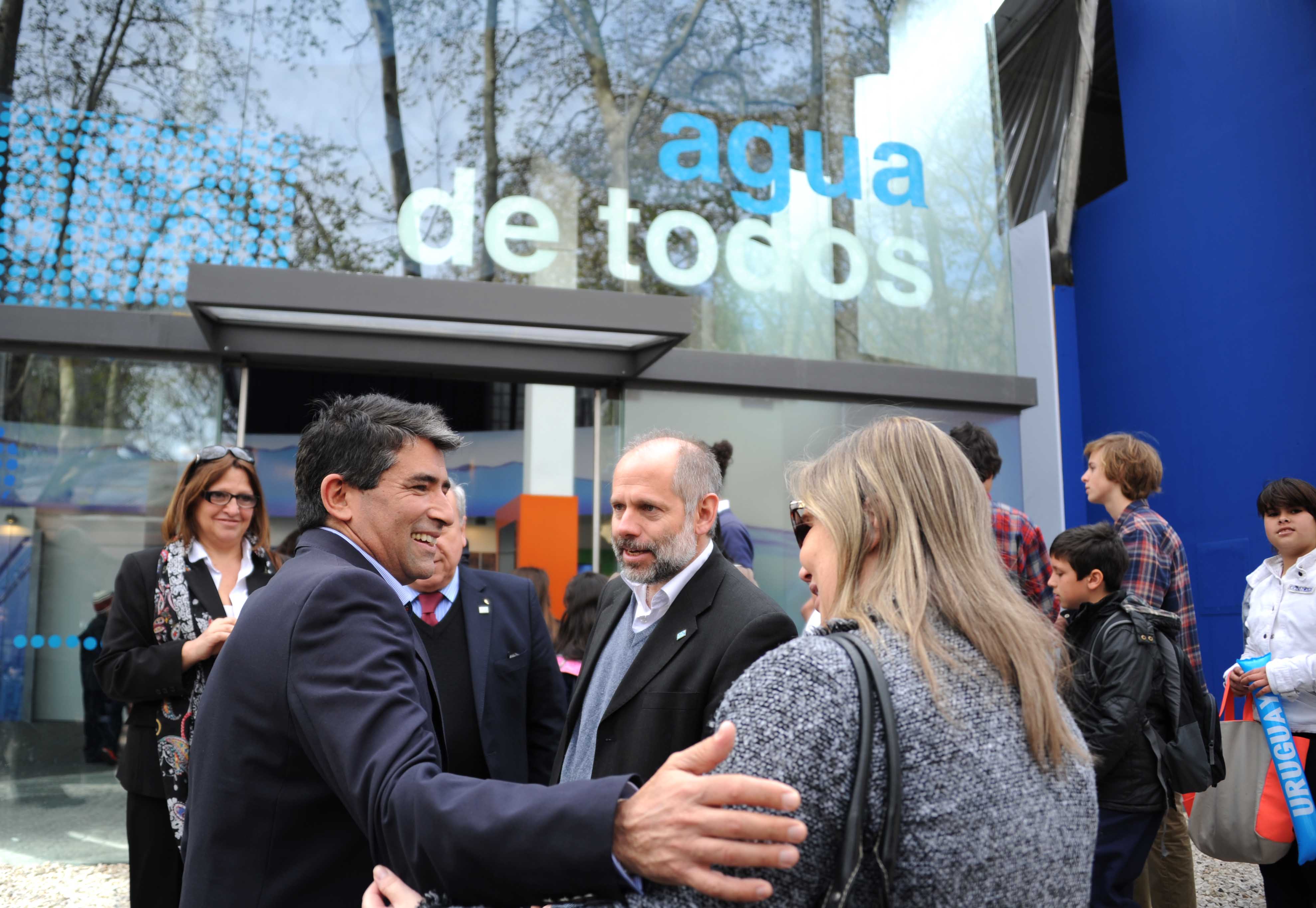 Raúl Sendic visita el Stand de OSE