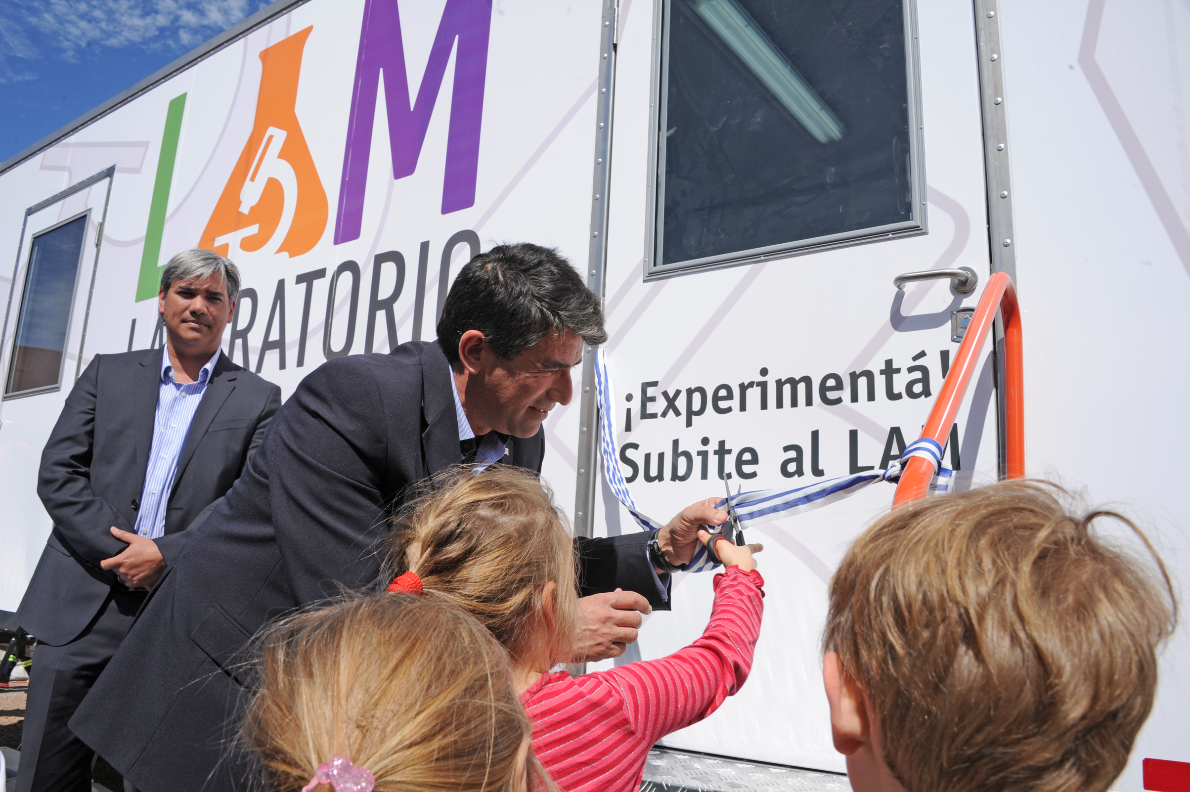 Raúl Sendic inaugurando el Laboratorio Móvil
