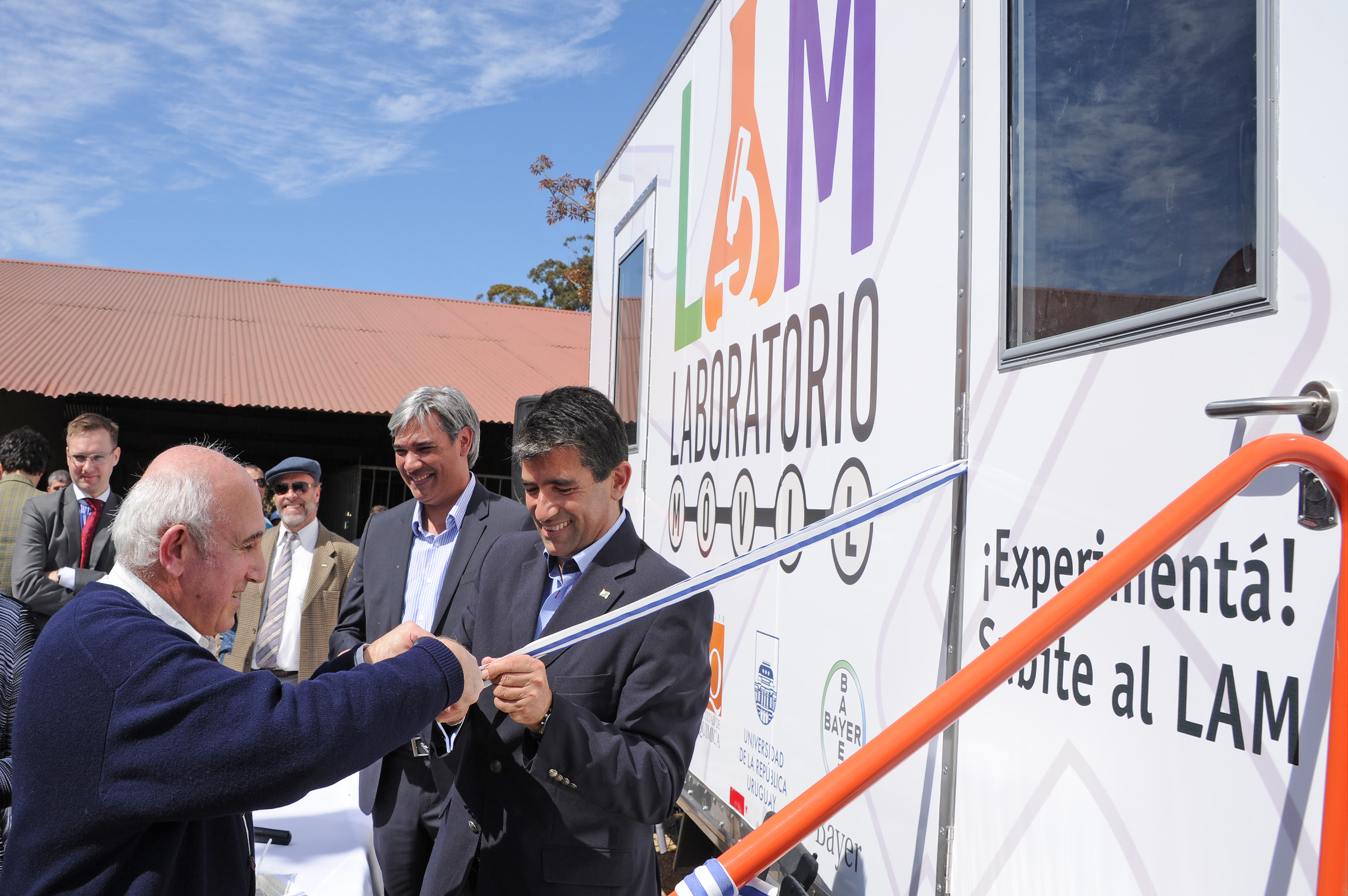 Raúl Sendic inaugurando el Laboratorio Móvil junto a Roberto Markarian, Rector de la Universidad de la República